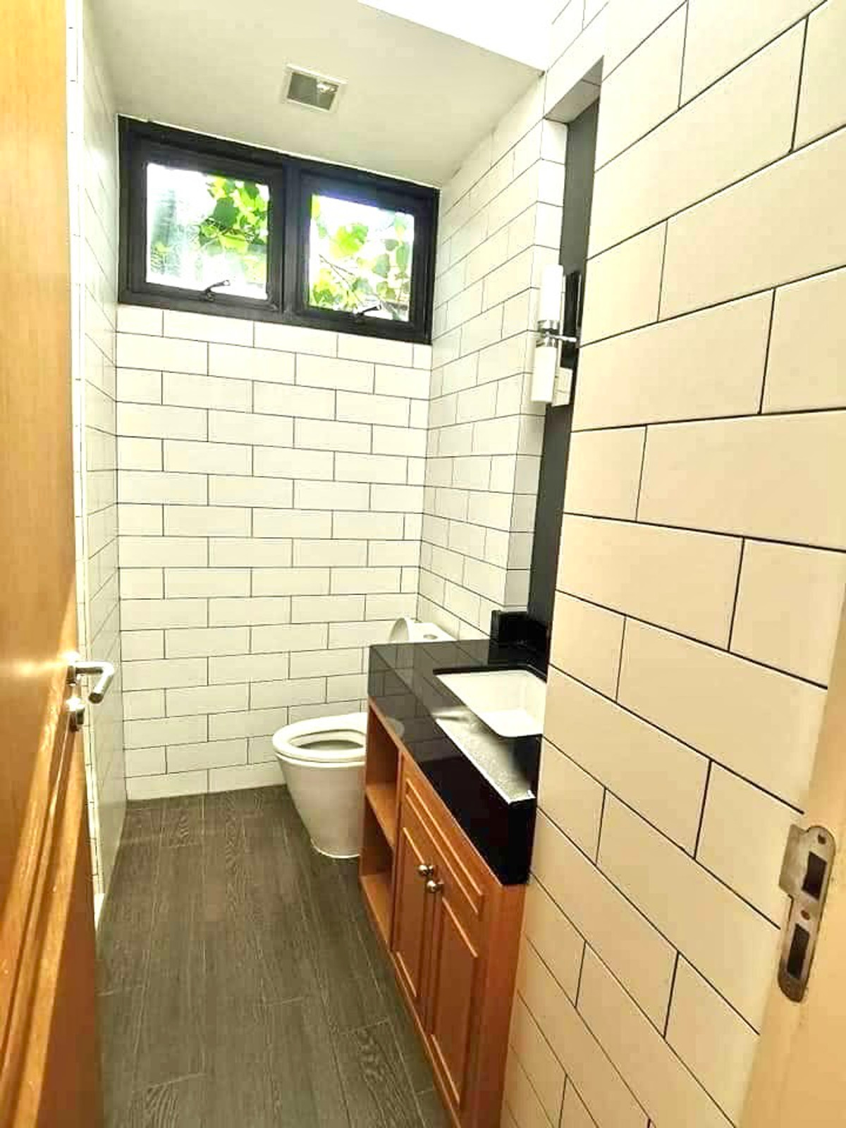 ให้เช่าโฮมออฟฟิศบางนา แบริ่ง ลาซาล : ให้เช่า Home office Bearing   อาคาร 4 ชั้น พื้นที่กว้าง 285 ตร.ม เฟอร์นิเจอร์ครบ มีที่จอดรถ  ทำเลดี เดินทางสะดวก  