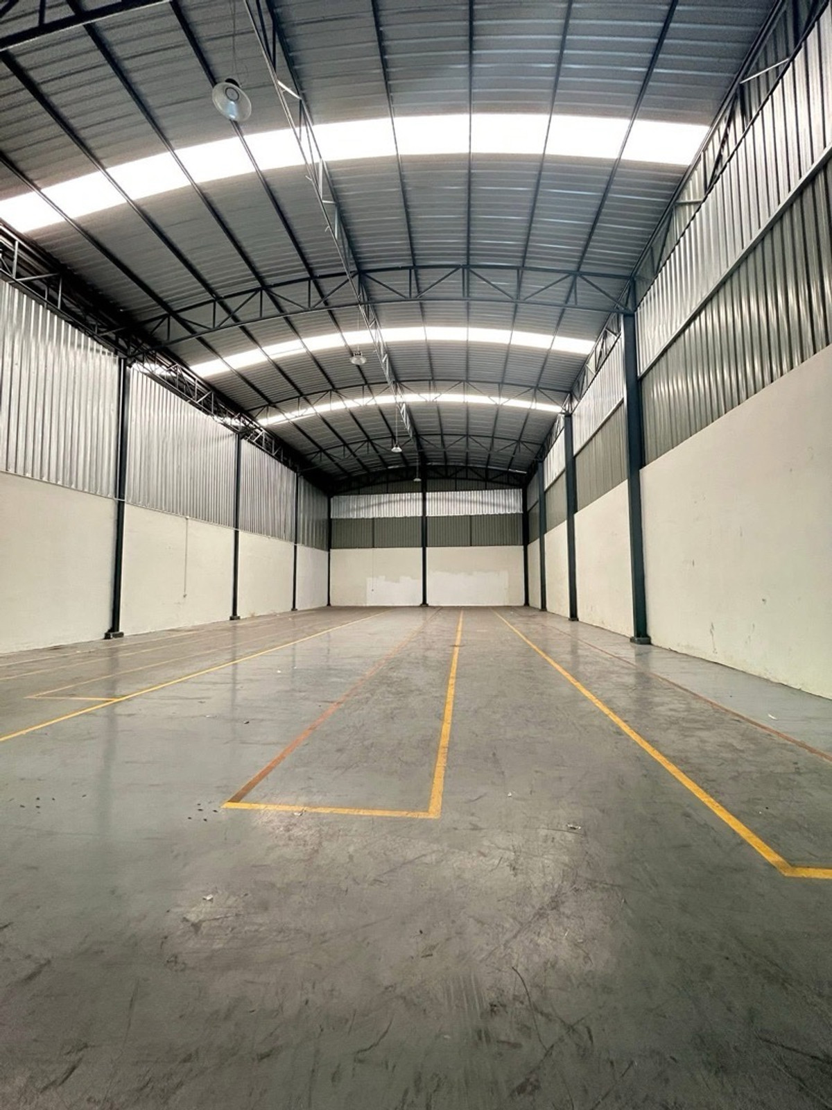 For RentWarehouseRama 2, Bang Khun Thian : Warehouse for rent in Bang Kradi, Samae Dam, next to Rama 2 Road, size 600 sq m., with office, warehouse height 9 m., 3 phase electricity, container trucks can enter and exit.