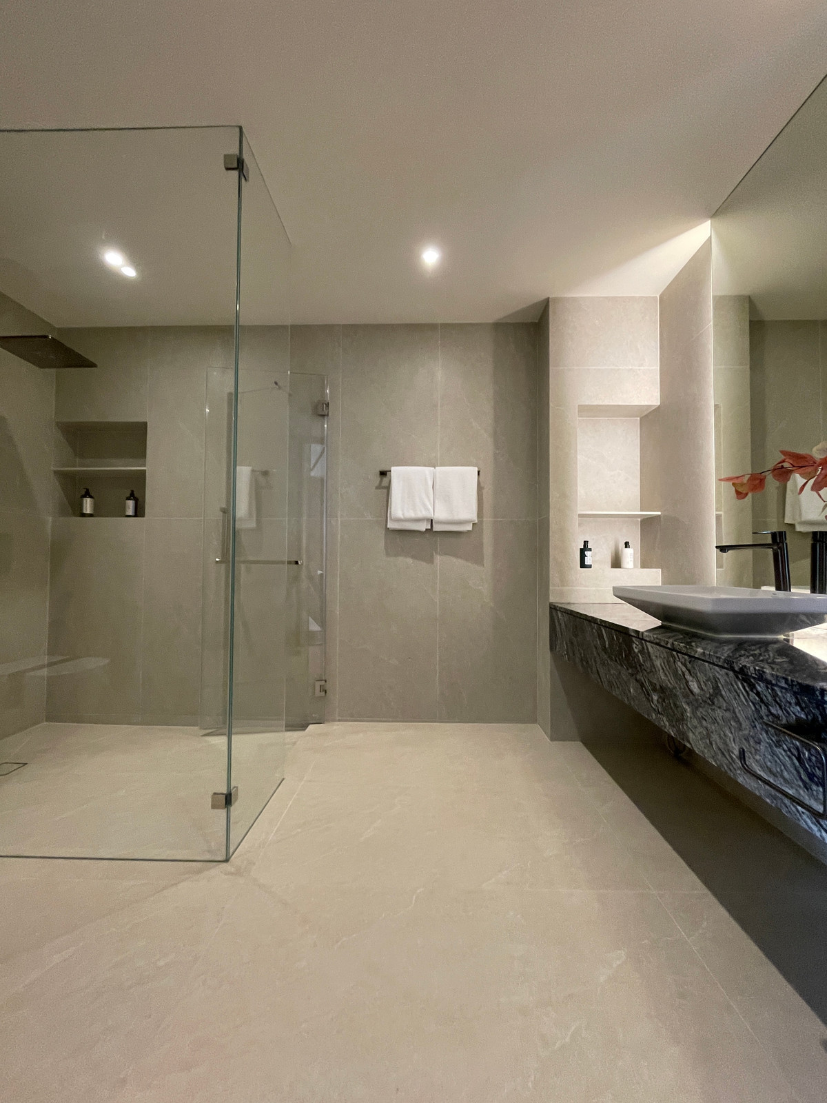 ขายบ้านเลียบทางด่วนรามอินทรา : "หนึ่งเดียวบนเลียบด่วน! Cira Residences บ้านเดี่ยว Ultra-Luxury 3.5 ชั้น พื้นที่ 845 ตร.ม. พร้อมสระว่ายน้ำส่วนตัว | ใกล้ทองหล่อ-พระราม 9 เพียงไม่กี่นาที (สังคมส่วนตัวเพียง 9 ยูนิต)"