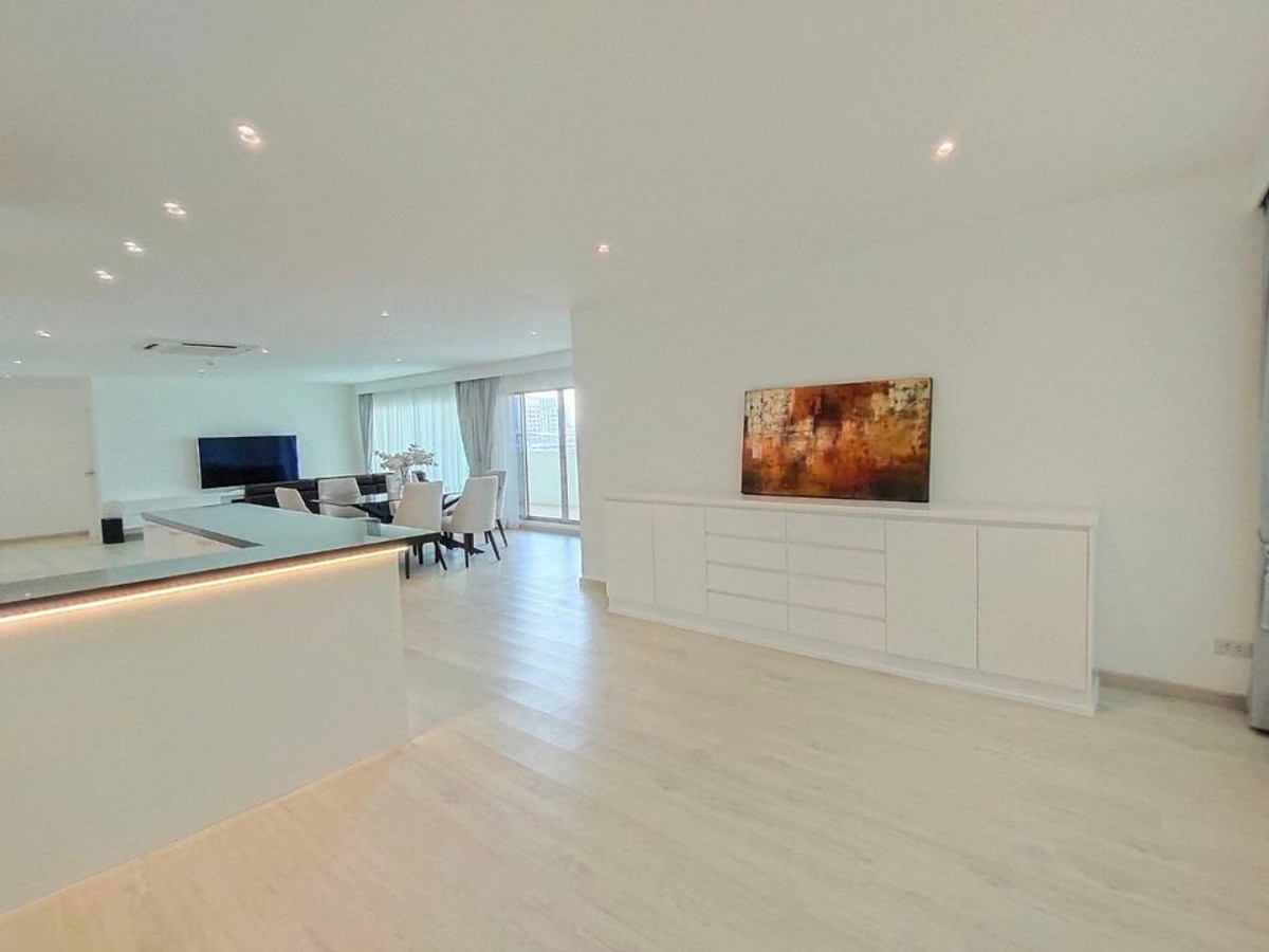 For RentCondoSilom, Saladaeng, Bangrak : Silom Condominium【𝐑𝐄𝐍𝐓】🔥Spacious 144 sq m room with minimalist decor, top-notch quality, right next to BTS Sala Daeng🔥 Contact Line ID: @hacondo