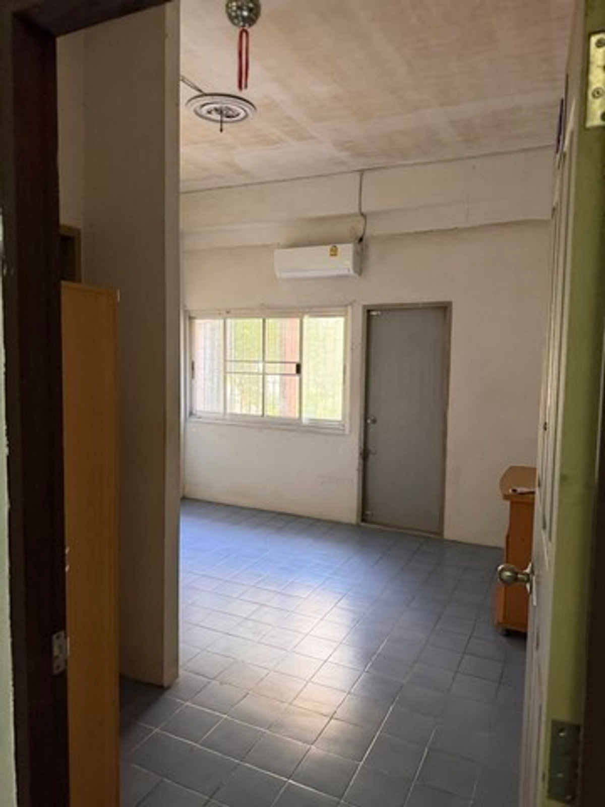 For RentShop HouseSukhumvit, Asoke, Thonglor : HR3365 Commercial building for rent, 2 units, next to Sukhumvit main road. Location with highest potential In the heart of the business district and residences for foreigners.