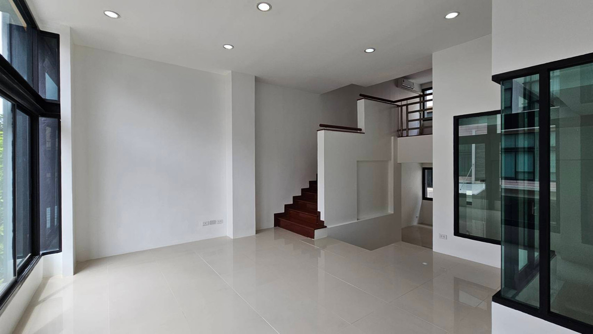 ขายทาวน์โฮมเลียบทางด่วนรามอินทรา : ทาวน์โฮม 3.5 ชั้น ทาวน์อินทาวน์ ใกล้โรงเรียนบดินทร์เดชา - โรงเรียนนานาชาติ เชื่อมต่อเส้นเลียบทางด่วนได้ทันที พร้อมเดินทางไปเอกมัย-ทองหล่อ 🚘