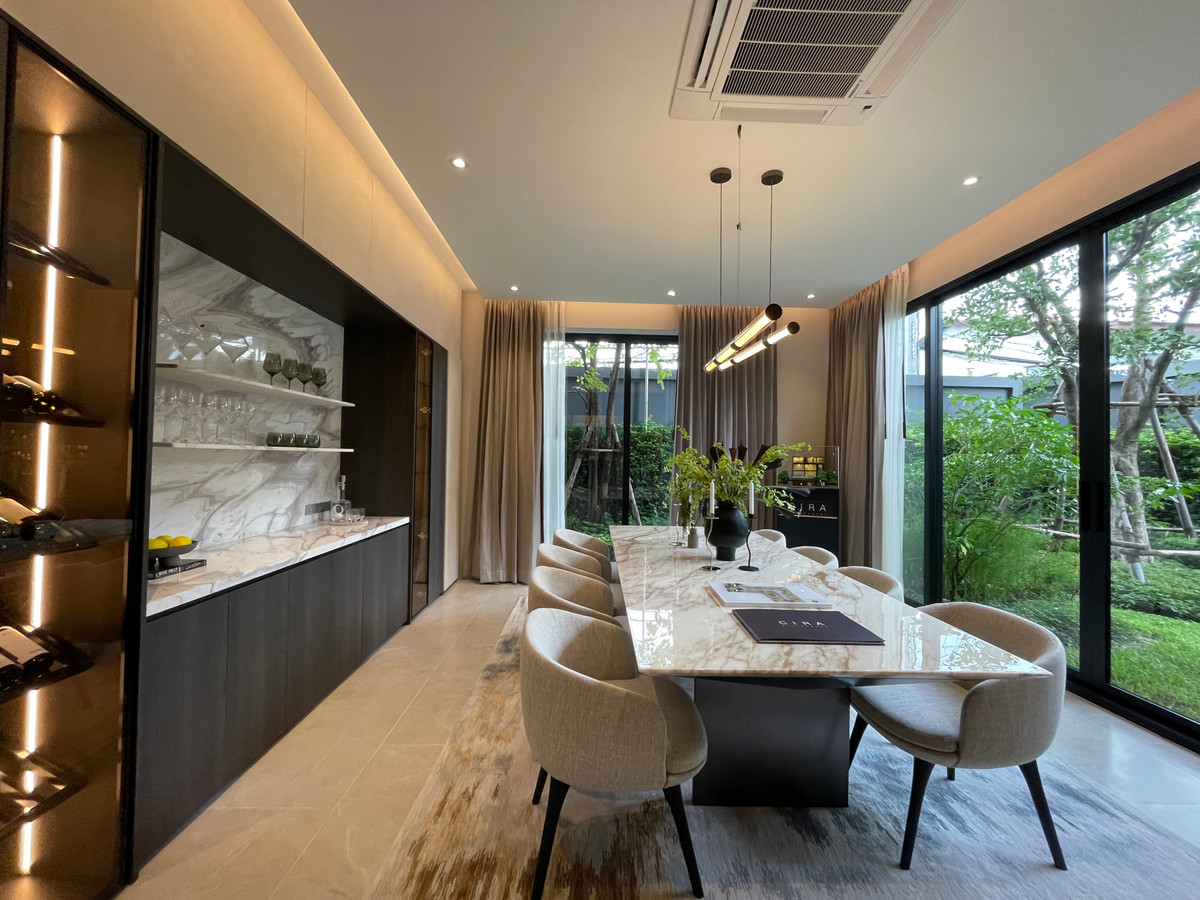 ขายบ้านเลียบทางด่วนรามอินทรา : "หนึ่งเดียวบนเลียบด่วน! Cira Residences บ้านเดี่ยว Ultra-Luxury 3.5 ชั้น พื้นที่ 845 ตร.ม. พร้อมสระว่ายน้ำส่วนตัว | ใกล้ทองหล่อ-พระราม 9 เพียงไม่กี่นาที (สังคมส่วนตัวเพียง 9 ยูนิต)"
