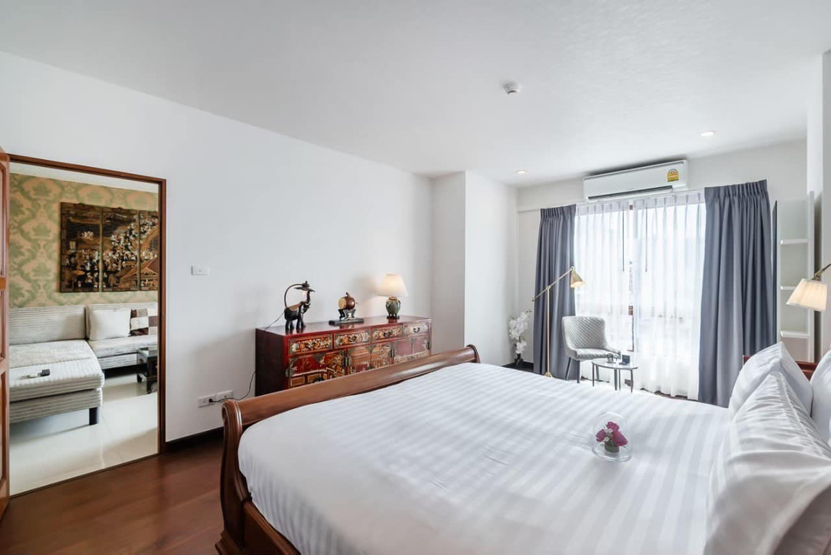 For RentCondoRatchadapisek, Huaikwang, Suttisan : For rent Baan Klang Krung Resort, prime location in Ratchada! Big room 63.5 sq m., near MRT Huai Khwang, only 17,900/month.