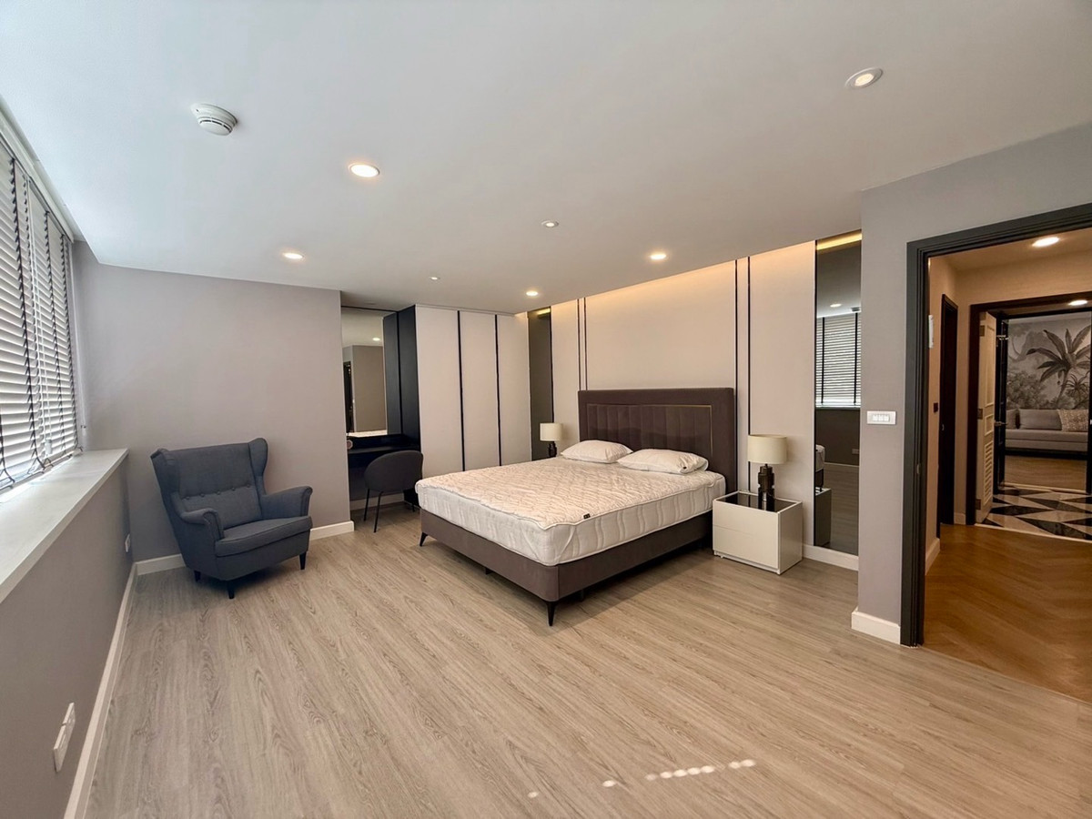 For RentCondoSukhumvit, Asoke, Thonglor : Newly Renovated/ Spacious 3 Bedrooms in Phrom pong ✨