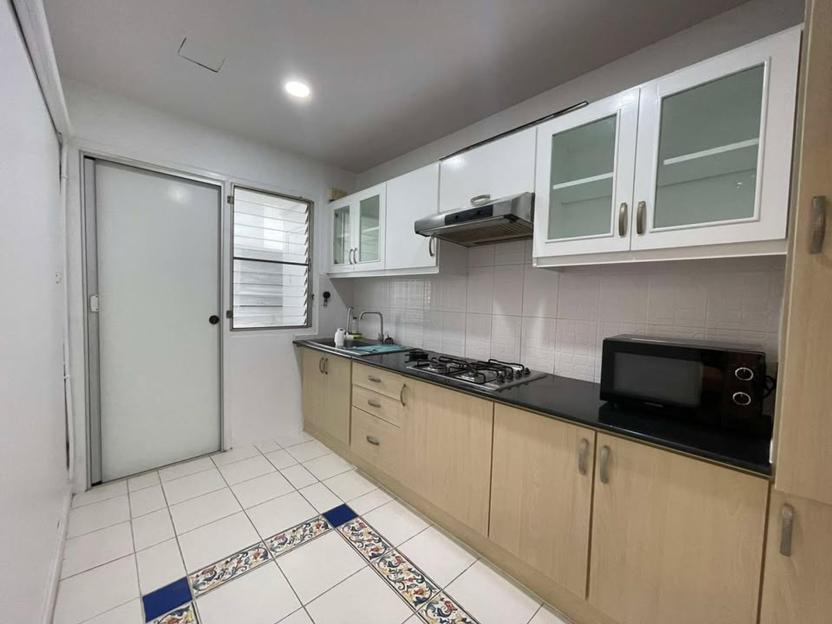 ให้เช่าคอนโดสุขุมวิท อโศก ทองหล่อ : ให้เช่าคอนโด D.S. Tower 2 สุขุมวิท 39 (125 ตร.ม.) 3 นอน 2 น้ำ พร้อมอยู่