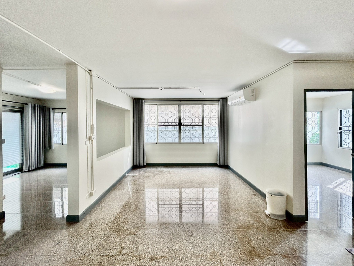 ให้เช่าบ้านปิ่นเกล้า จรัญสนิทวงศ์ : ให้เช่าบ้านแฝด 2 ชั้น 42 ตร.ว. ห่างจากถนนกาญจนาภิเษก200เมตรจากตัวบ้าน ใกล้ถนนพรานนกตัดใหม่200เมตร และใกล้เดอะพาสิโอ้ 1.5 กม. 