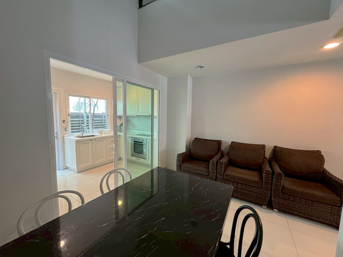 For RentTownhomeSukhumvit, Asoke, Thonglor : Townhouse in a private compound with a peaceful, green environment, located near BTS & MRT Asok ** NO CO-AGENT ** 