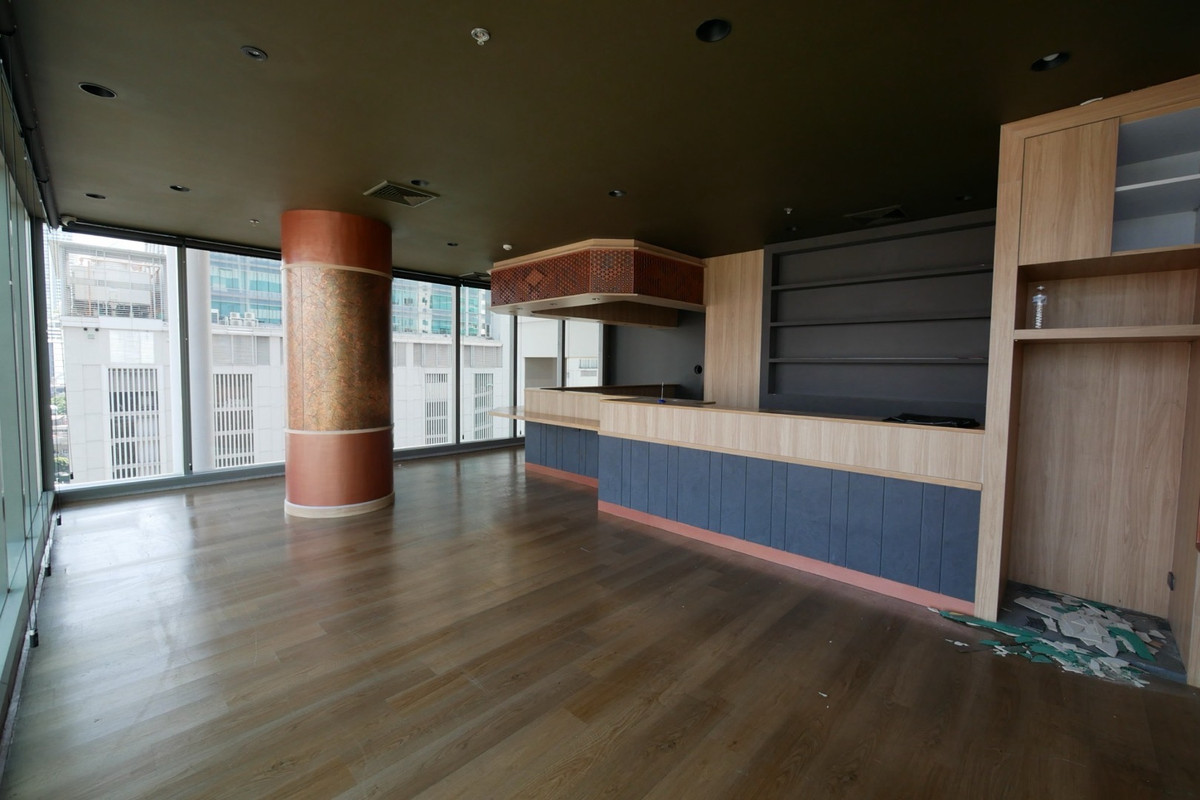 For RentRetail SpaceSukhumvit, Asoke, Thonglor : Duplex Retail Space for Rent in Asoke. Near BTS, Emsphere, and office buildings. suitable for restaurants, bar, & lifestyle