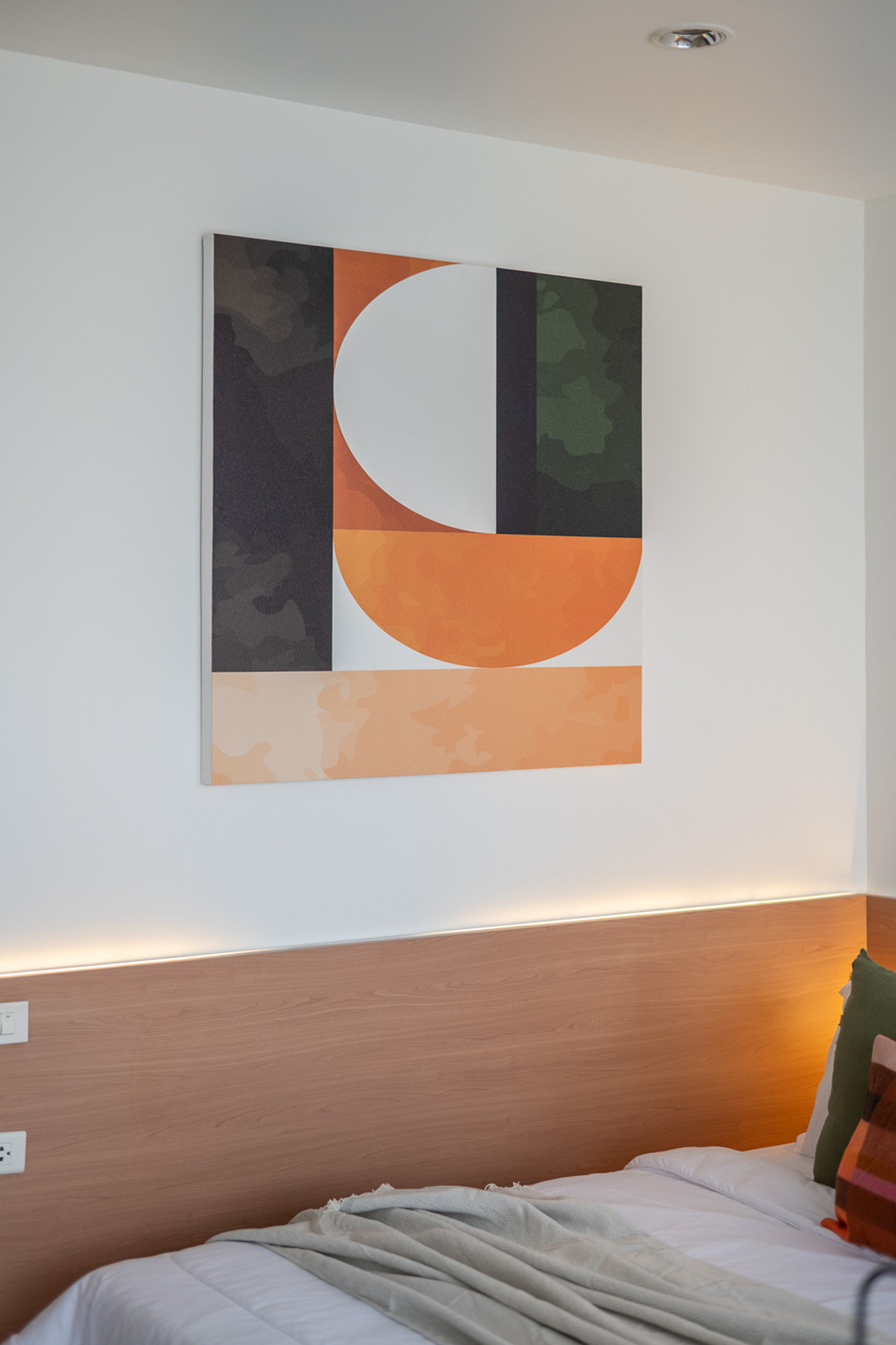 ขายคอนโดลาดพร้าว เซ็นทรัลลาดพร้าว : 🚀 The issara Ladprao - 34ตรม. สตูดิโอ รีโนเวทใหม่ 092-545-6151 (ทีม)