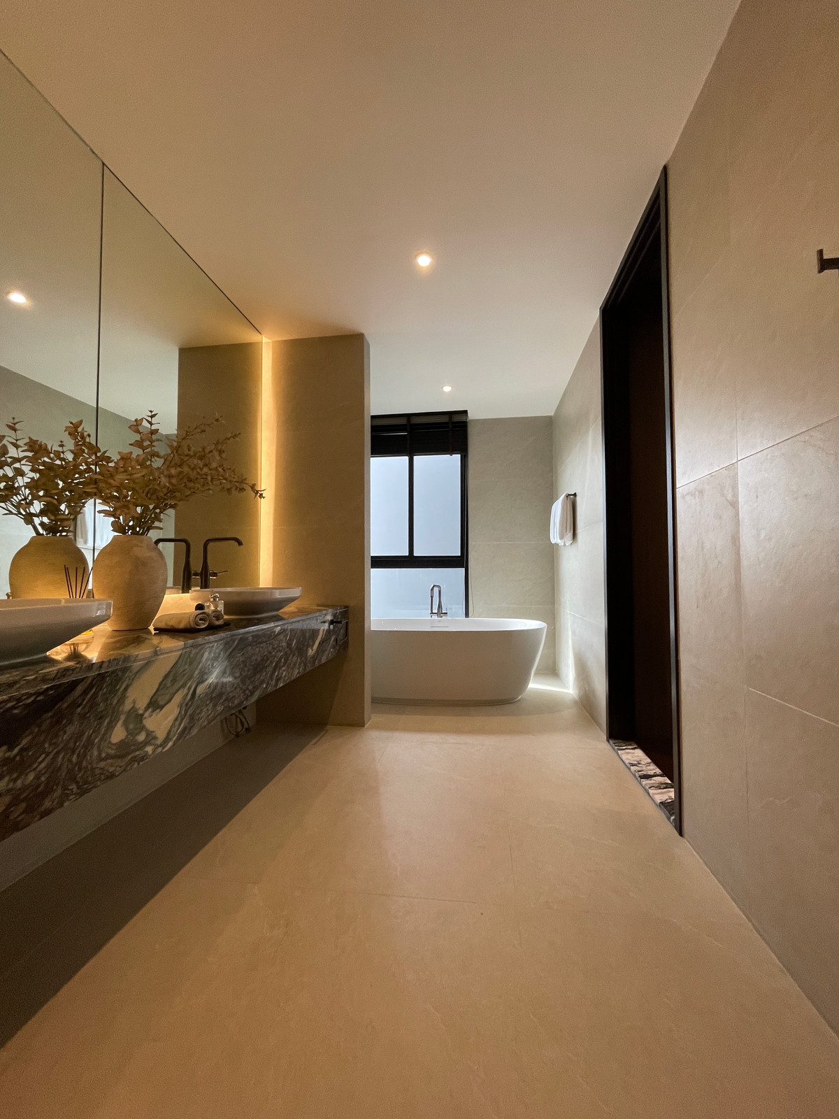 ขายบ้านเลียบทางด่วนรามอินทรา : "หนึ่งเดียวบนเลียบด่วน! Cira Residences บ้านเดี่ยว Ultra-Luxury 3.5 ชั้น พื้นที่ 845 ตร.ม. พร้อมสระว่ายน้ำส่วนตัว | ใกล้ทองหล่อ-พระราม 9 เพียงไม่กี่นาที (สังคมส่วนตัวเพียง 9 ยูนิต)"