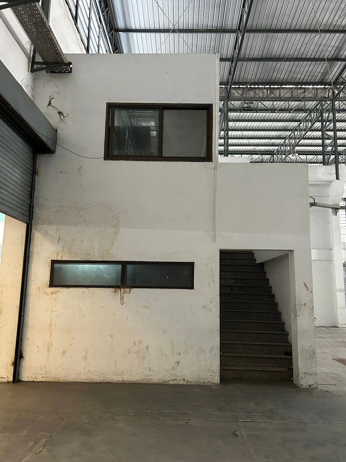 ให้เช่าโรงงานฉะเชิงเทรา : โรงงานให้เช่าใกล้นิคมเวลโกรว์ ถนนบางนาตราด กม.36 ขนาด 8,100ตรม. แบ่งเช่าได้ พื้นรับน้ำหนักได้ 3-4ตัน/ตรม. พื้นที่สีม่วงลาย