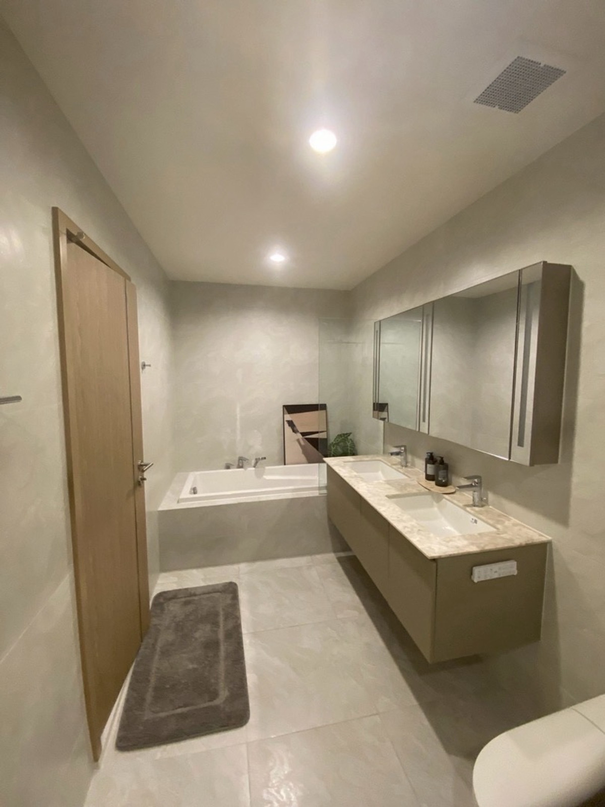 For RentCondoRama9, Petchburi, RCA : pynn soonvijai 3 bedroom ready to move in