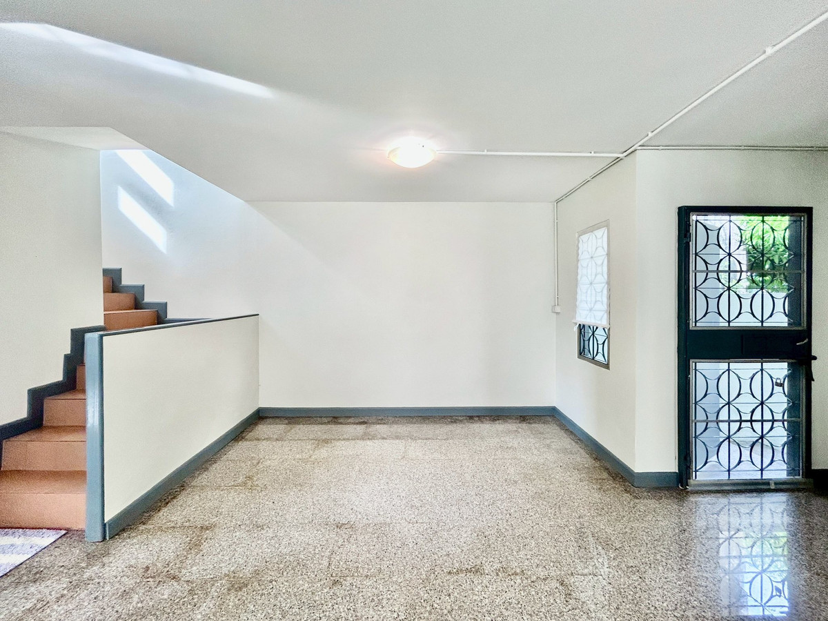 ให้เช่าบ้านปิ่นเกล้า จรัญสนิทวงศ์ : ให้เช่าบ้านแฝด 2 ชั้น 42 ตร.ว. ห่างจากถนนกาญจนาภิเษก200เมตรจากตัวบ้าน ใกล้ถนนพรานนกตัดใหม่200เมตร และใกล้เดอะพาสิโอ้ 1.5 กม. 