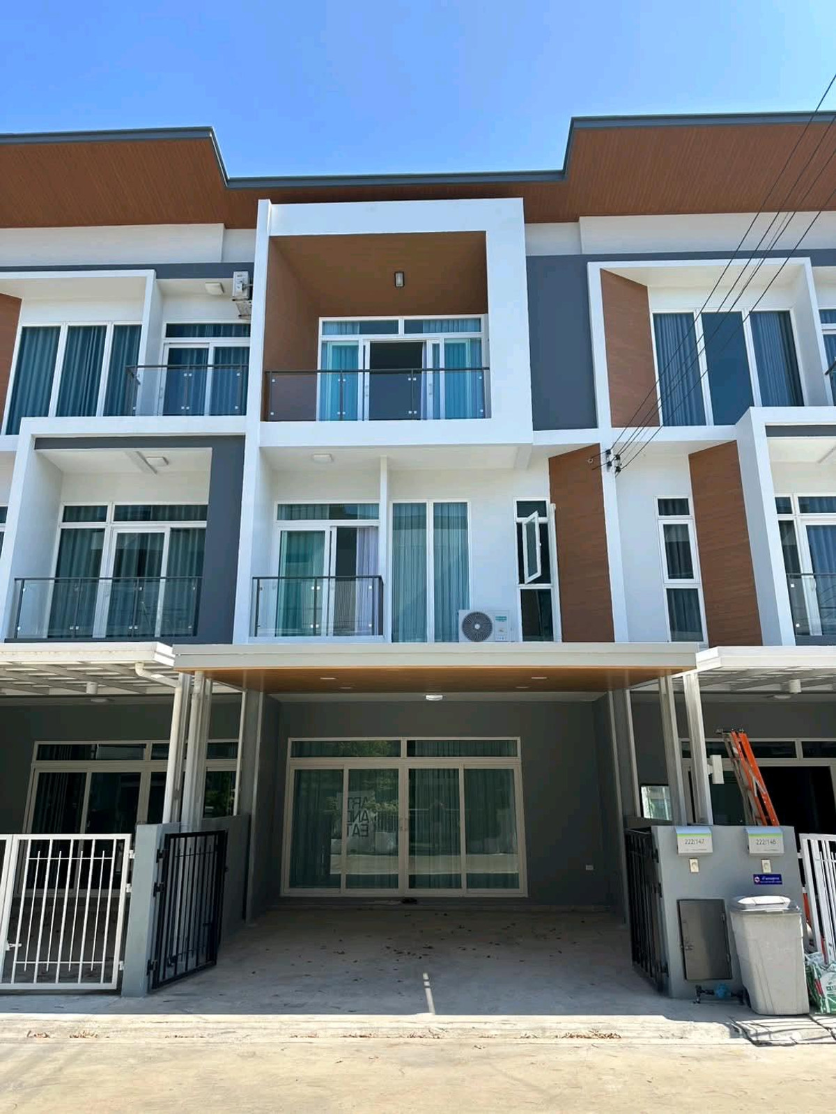 For RentHouseAyutthaya : Rent a new house/accept foreigners
(Can do a home office)