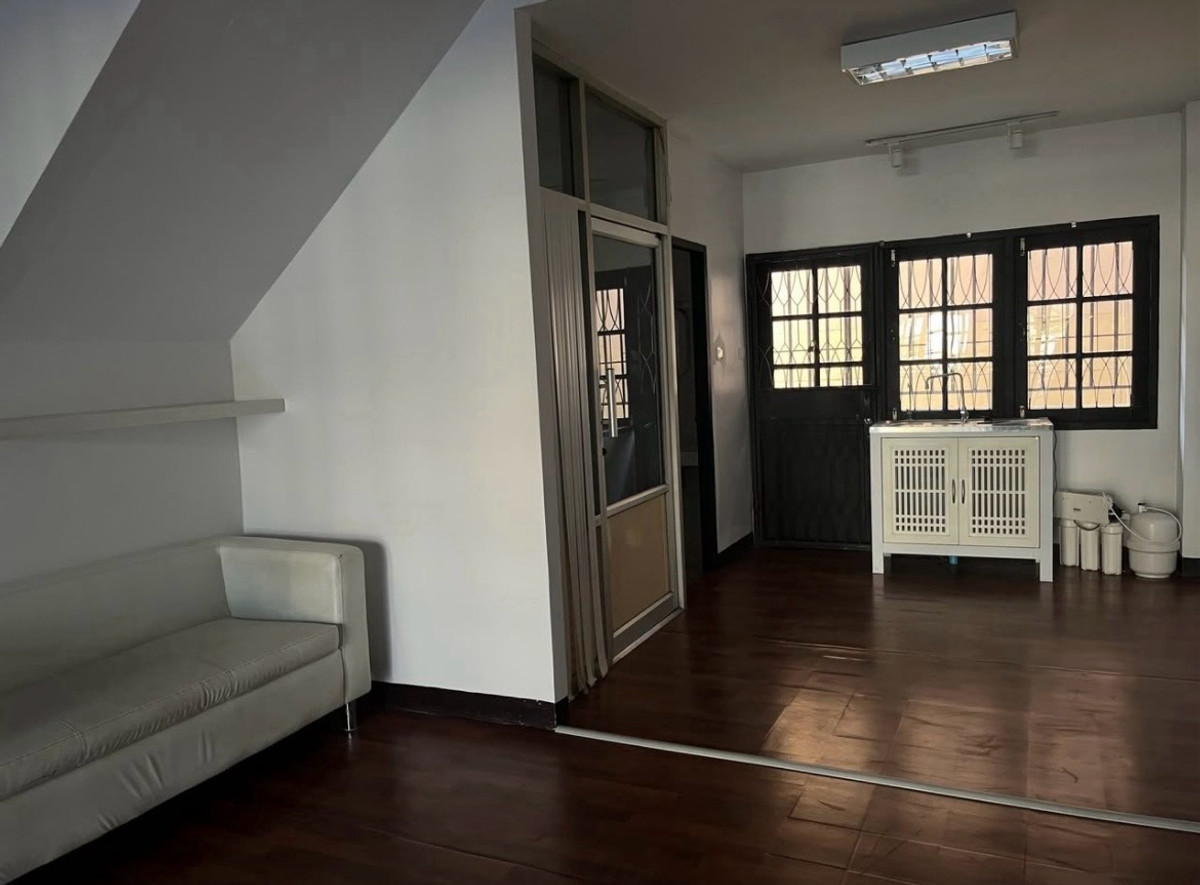 For RentHome OfficeRatchadapisek, Huaikwang, Suttisan : For rent‼️4-story townhome, completely renovated | Suitable for living / making an office / registering a company 🚇Location: Suthisan Road (near MRT Suthisan, can walk)