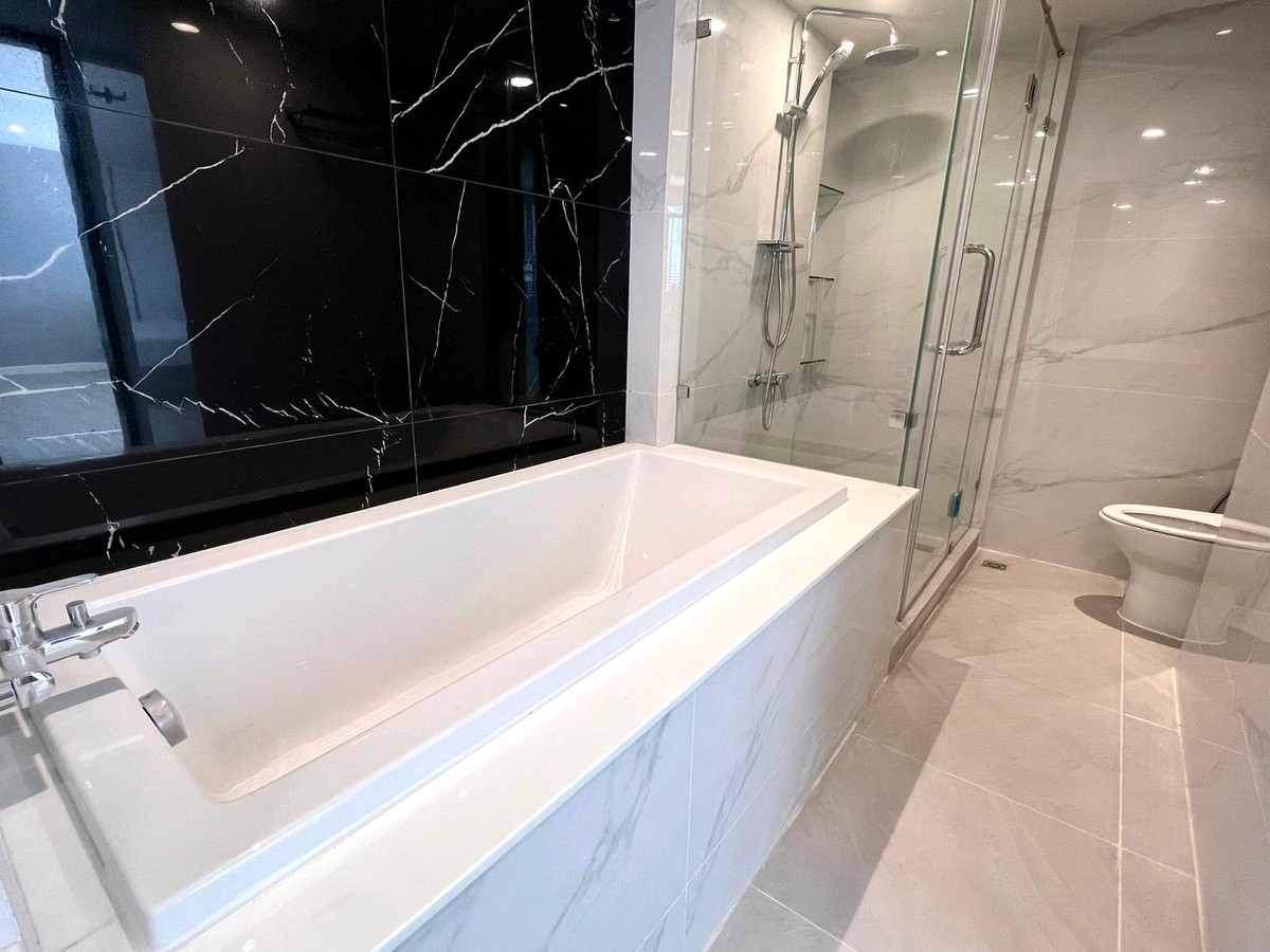 For RentCondoSukhumvit, Asoke, Thonglor : 3 Bedrooms Plus for rent with Pet-friendly, Central area on Sukhumvit 24