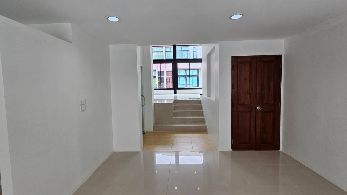 ขายทาวน์โฮมเลียบทางด่วนรามอินทรา : ทาวน์โฮม 3.5 ชั้น ทาวน์อินทาวน์ ใกล้โรงเรียนบดินทร์เดชา - โรงเรียนนานาชาติ เชื่อมต่อเส้นเลียบทางด่วนได้ทันที พร้อมเดินทางไปเอกมัย-ทองหล่อ 🚘