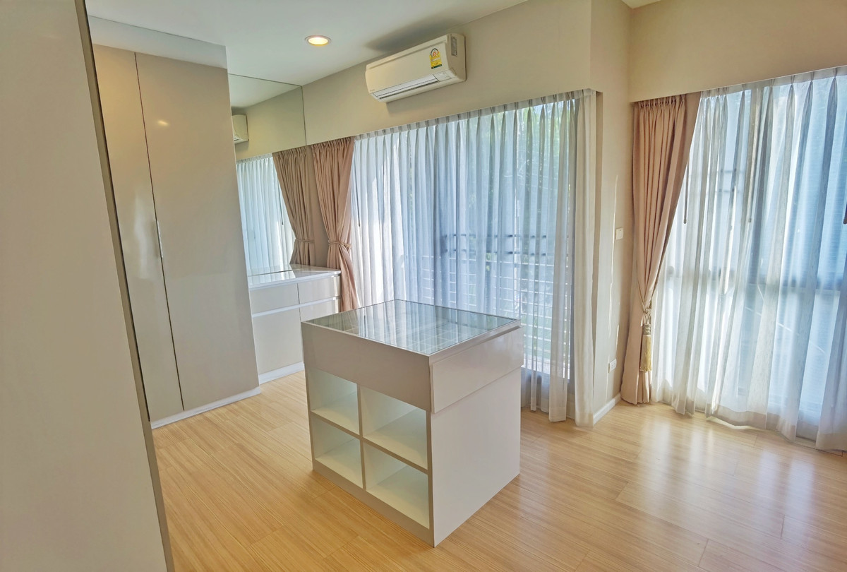 For SaleTownhomeRattanathibet, Sanambinna : [Selling at a loss! Decorated in the millions] Baan Klang Muang Rattanathibet, back side, 33 sq m, near MRT Nonthaburi Intersection 1, only 500 meters.