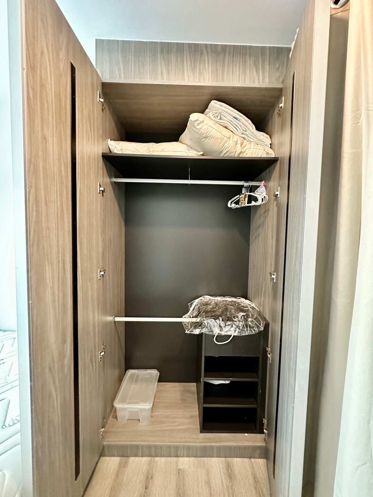 For RentCondoBangna, Bearing, Lasalle : You can get a discount for 2 years. There is a VDO for you to watch (there is a laundry service in the nearest building. 7/11, central area, BTS view) - for rent Notting Hill Sukhumvit 105 near BTS Bearing 400m