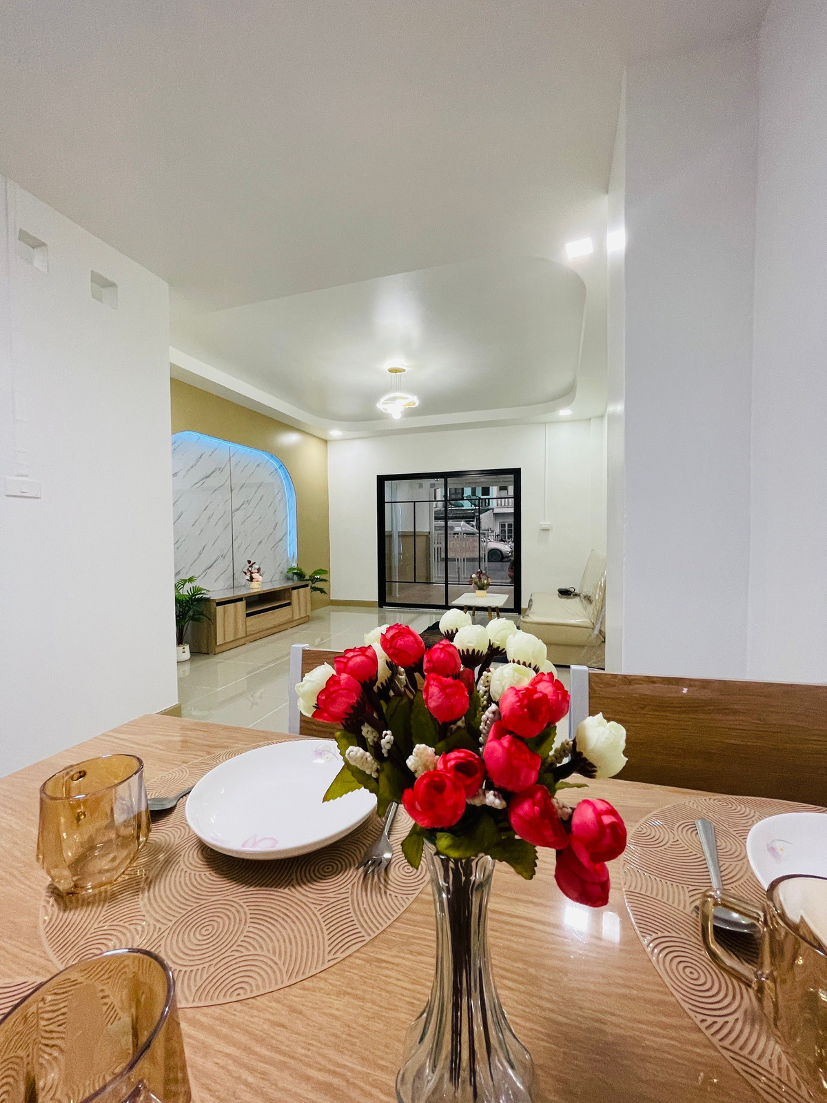 ขายทาวน์โฮมนนทบุรี บางใหญ่ บางบัวทอง : ขายทาวน์เฮ้าส์ร่มเงาไม้ วัดลาดปลาดุก หลังมุมติดถนนเมน 16 ตร.ว. ค้าขายได้ ฟรีโอน