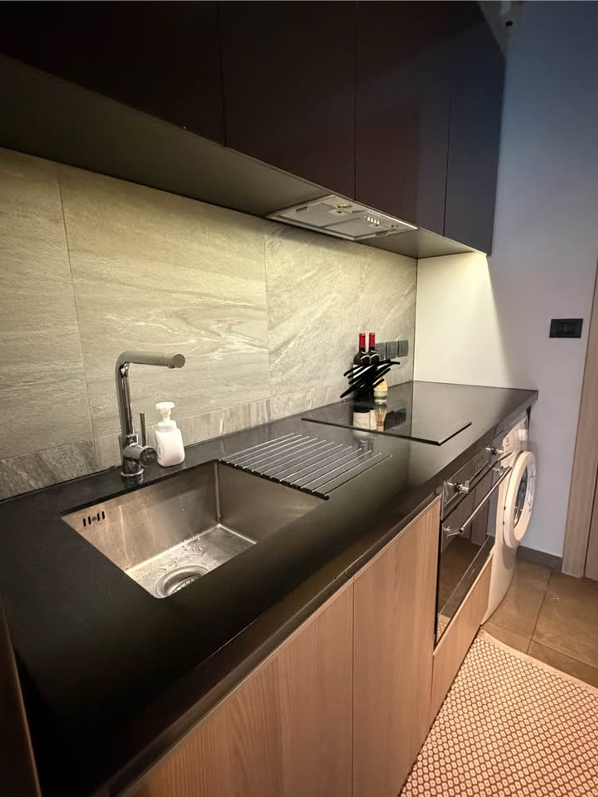 ให้เช่าคอนโดสุขุมวิท อโศก ทองหล่อ : 💎 GT16326  |  คอนโด The Lofts Asoke เดินทางสะดวก ใกล้รถไฟฟ้า มีรถรับส่ง ห้องแต่งสวย พร้อมอยู่!