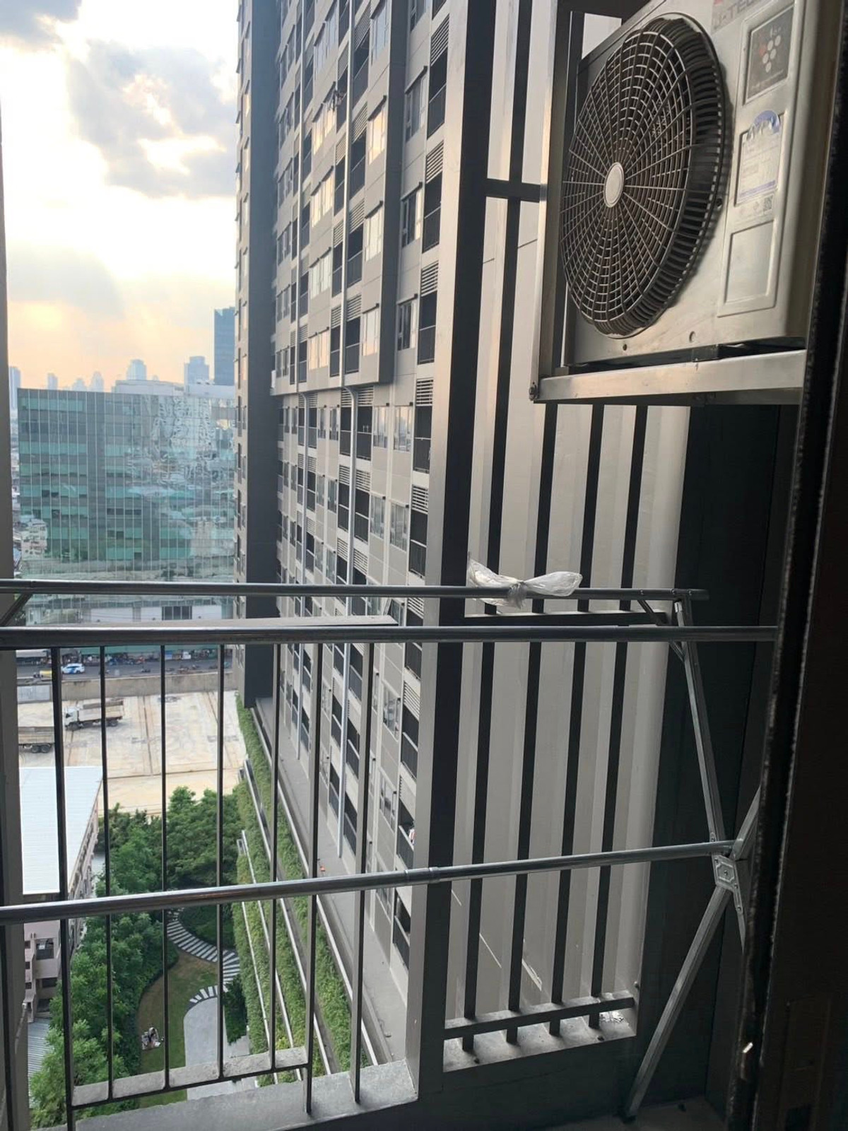 For RentCondoKhlongtoei, Kluaynamthai : For rent Life Rama4 – Asoke | 22,000 /Month