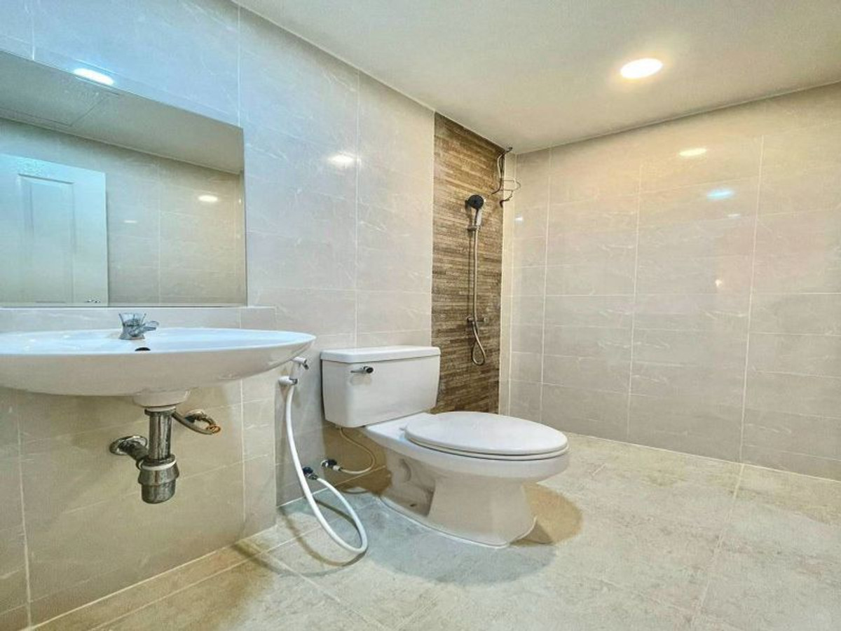 For SaleTownhomeSriracha Laem Chabang Ban Bueng : Townhome for sale in Sriracha, near Central and Robinson Department Stores. 3 bedrooms, The Central 2. Ready to move in.