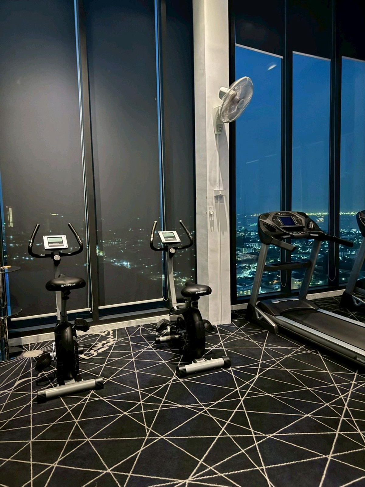 ให้เช่าคอนโดพัทยา บางแสน ชลบุรี สัตหีบ : Posh Pattaya​ ห้องมุม วิวทะเล+city