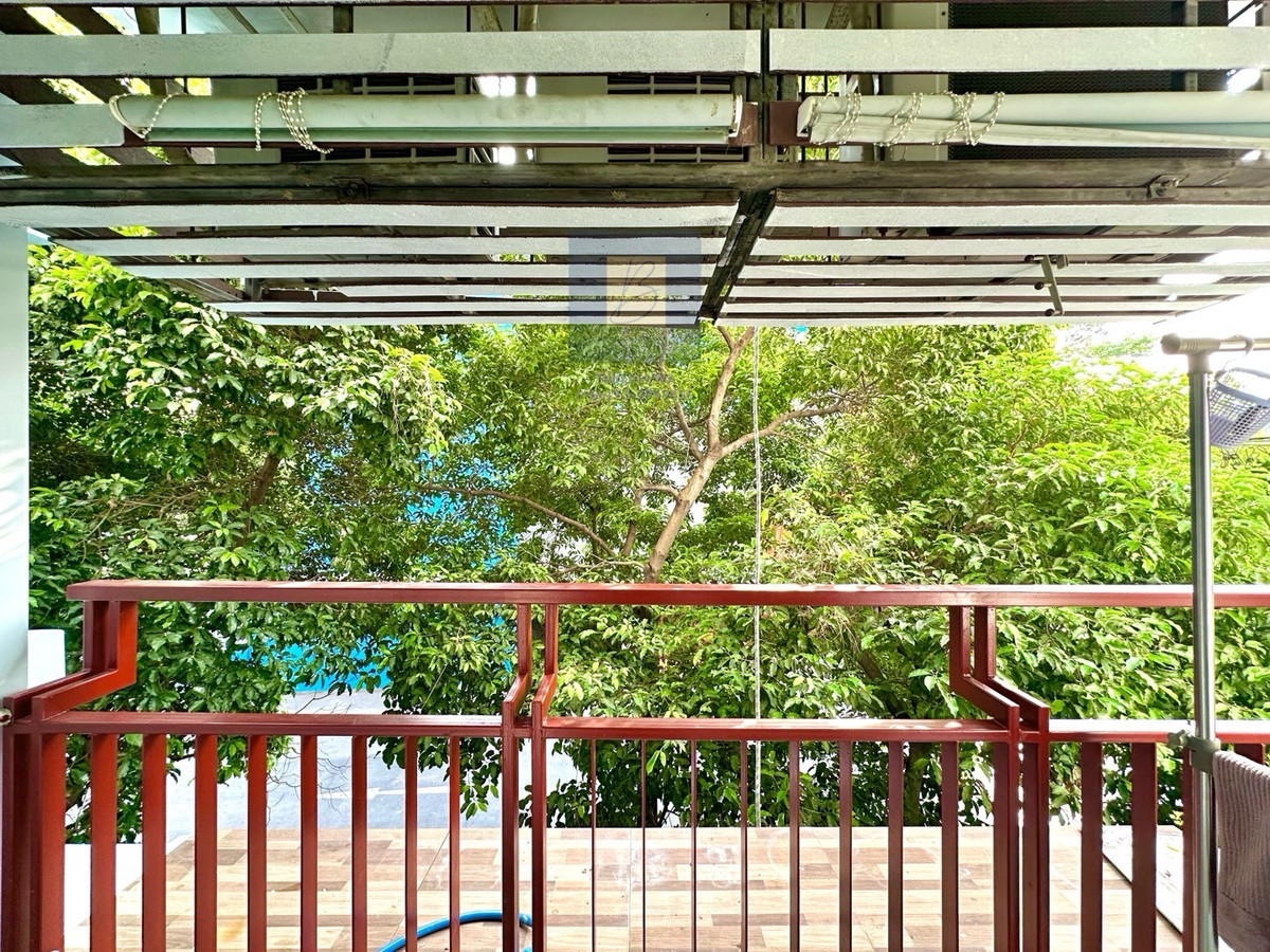 For RentCondoOnnut, Udomsuk : A low rise condo located only 350 meters from BTS Onnut station. Highly convenient. 