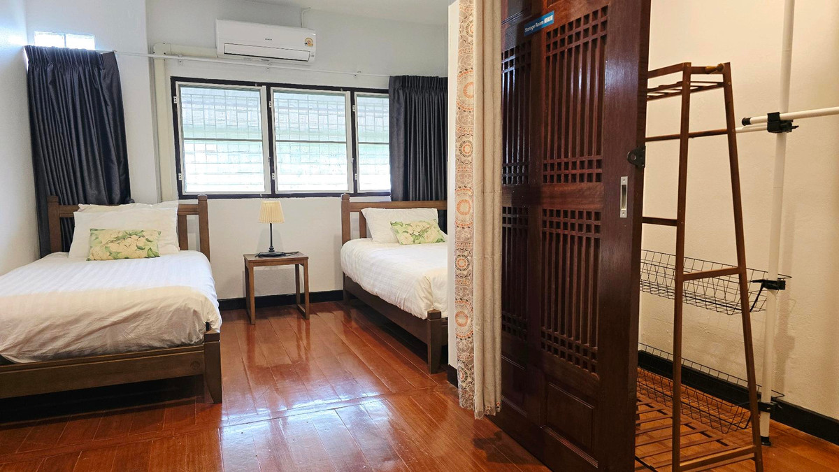 ให้เช่าทาวน์โฮมวงเวียนใหญ่ เจริญนคร : 📣 For Rent | Townhome 2 ชั้น ใกล้ BTS กรุงธนบุรี (ซอยเจริญนคร 18)
🏡 บ้านรีโนเวทใหม่ แต่งครบ พร้อมอยู่ ใกล้ไอคอนสยาม ใกล้สาทร