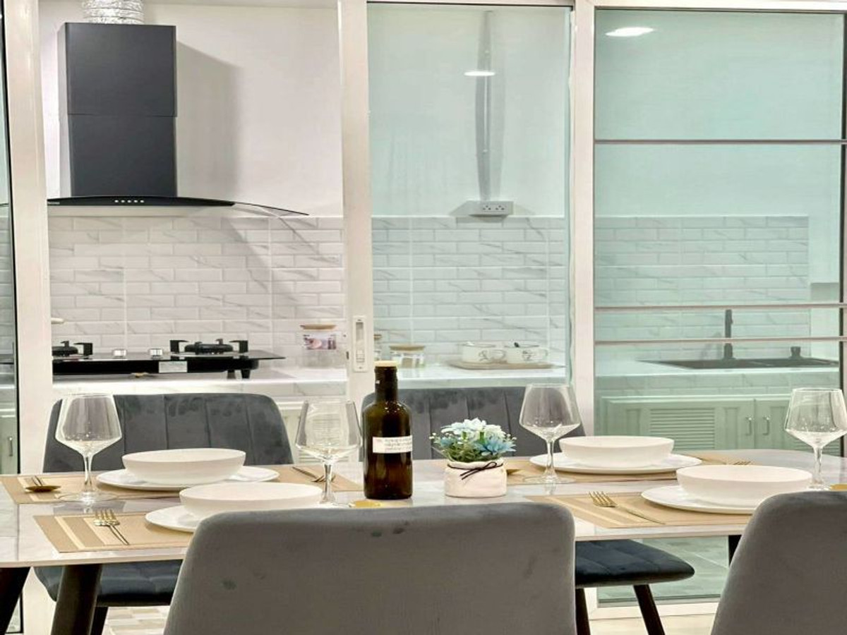 For SaleTownhomeSriracha Laem Chabang Ban Bueng : Townhome for sale in Sriracha, near Central and Robinson Department Stores. 3 bedrooms, The Central 2. Ready to move in.