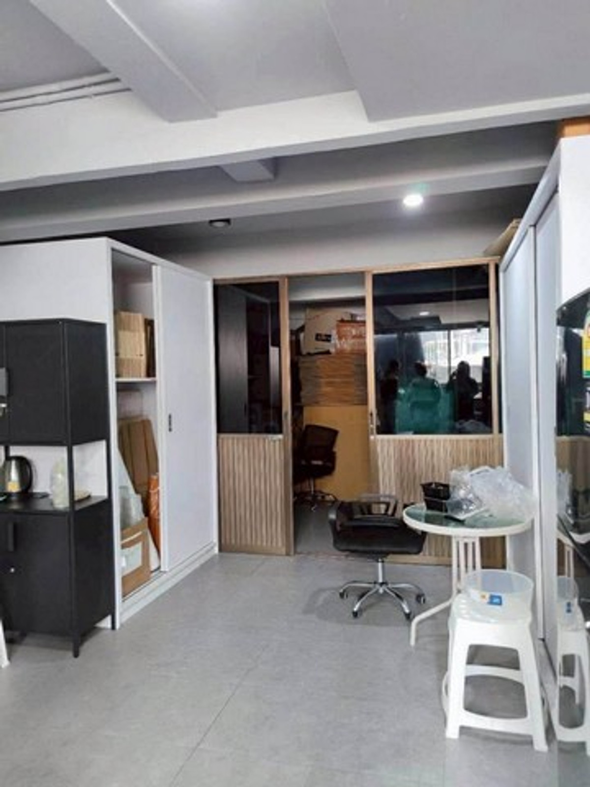 For RentShop HouseRatchathewi,Phayathai : HR3367 4-story building for rent, Pratunam-Ratchaprarop. Located in the heart of the busiest economic and commercial area in Bangkok. Convenient travel close to shopping