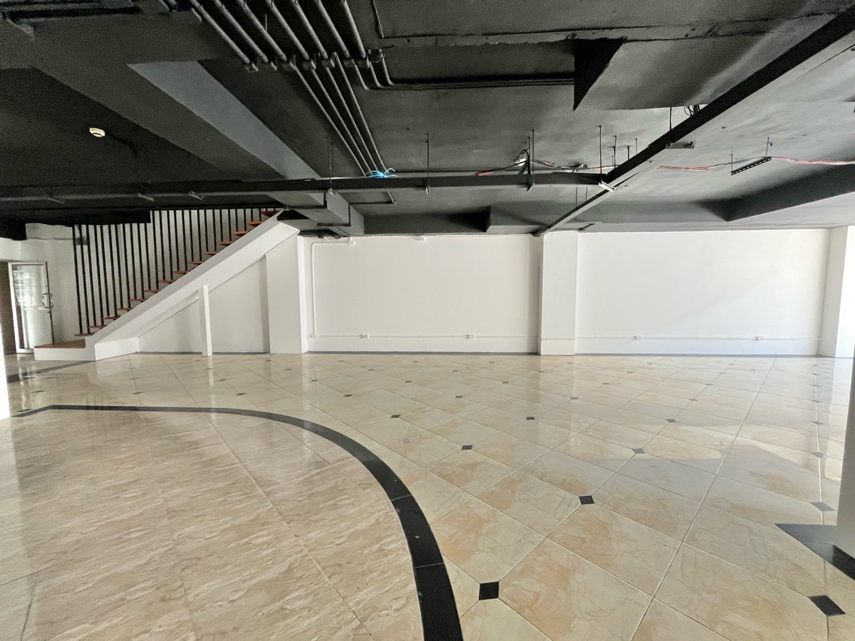 For RentRetail SpaceWitthayu, Chidlom, Langsuan, Ploenchit : Business space, size 311 sq m., G floor + mezzanine, next to the road, good location, near BTS Chidlom, Lang Suan, Witthayu, embassy and Lumpini Park, Ratchadamri ((has parking))