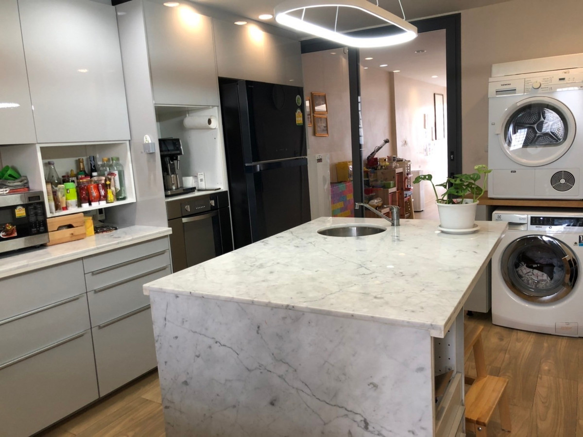 Shop HouseWongwianyai, Charoennakor : Shophouse for sale, Charoen Nakhon 18, commercial building, 1 unit, 4 floors + roof deck, steel frame, 300 sq m., 15 sq m, Khlong San, BTS Krung Thon Buri, iconsiam, Sena Fest, Renovated already.