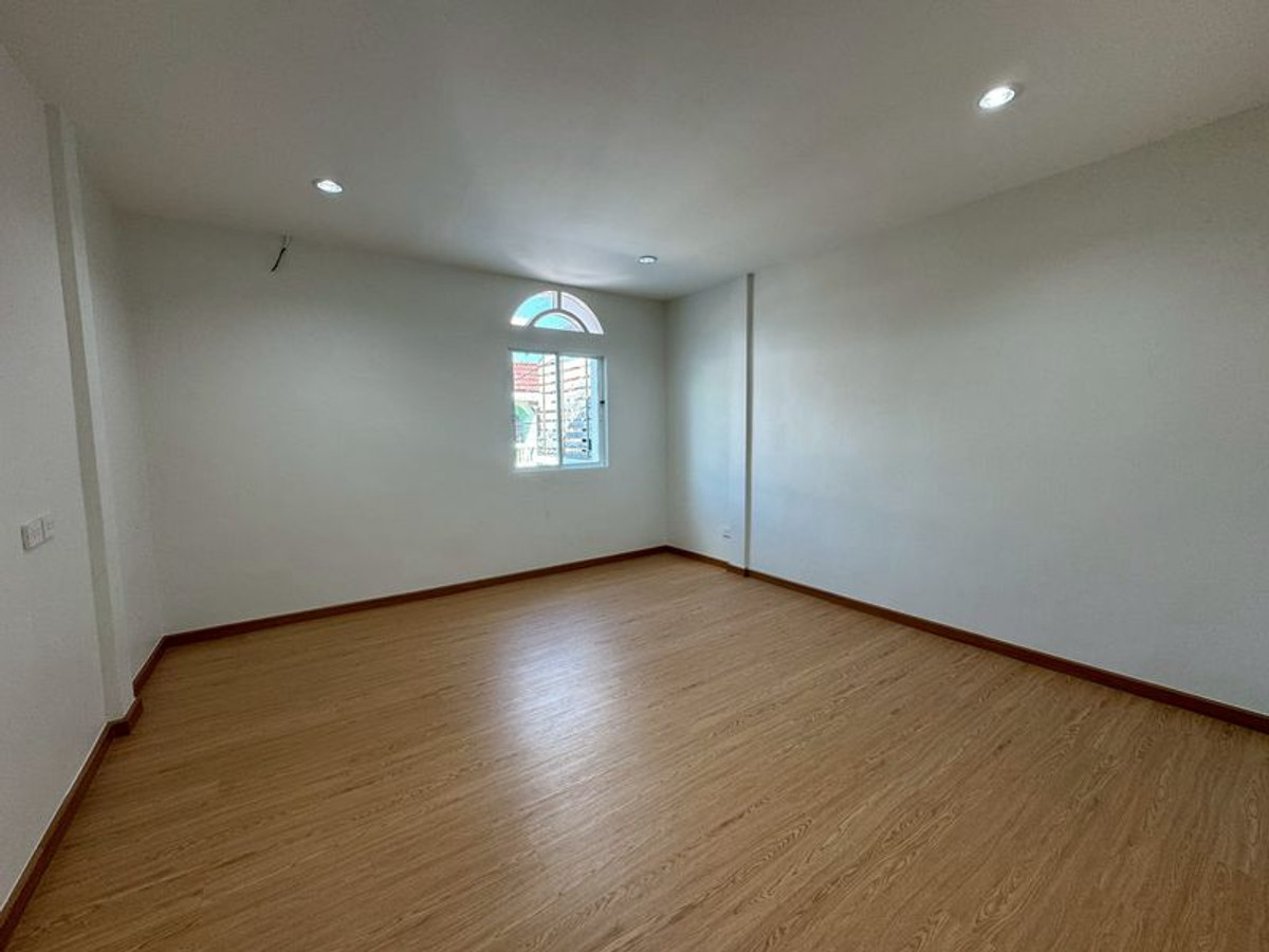 ขายทาวน์โฮมโชคชัย4 ลาดพร้าว71 : ทาวน์เฮ้าส์รีโนเวทใหม่ ม.เลิศอุบล นาคนิวาส 48 (ลาดพร้าว) ขนาด 16 ตารางวา 2 ห้องนอน ถนนนาคนิวาส แขวงลาดพร้าว เขตลาดพร้าว กรุงเทพมหานคร