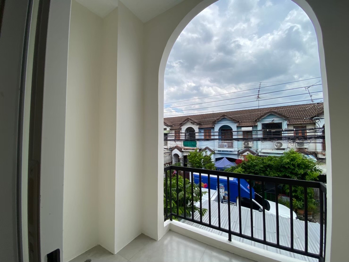 For SaleTownhomeVipawadee, Don Mueang, Lak Si : Newly renovated house for sale, 2-story townhouse, 16 sq m, Rattanawalai Village. Near Don Mueang Airport and the Red Line.