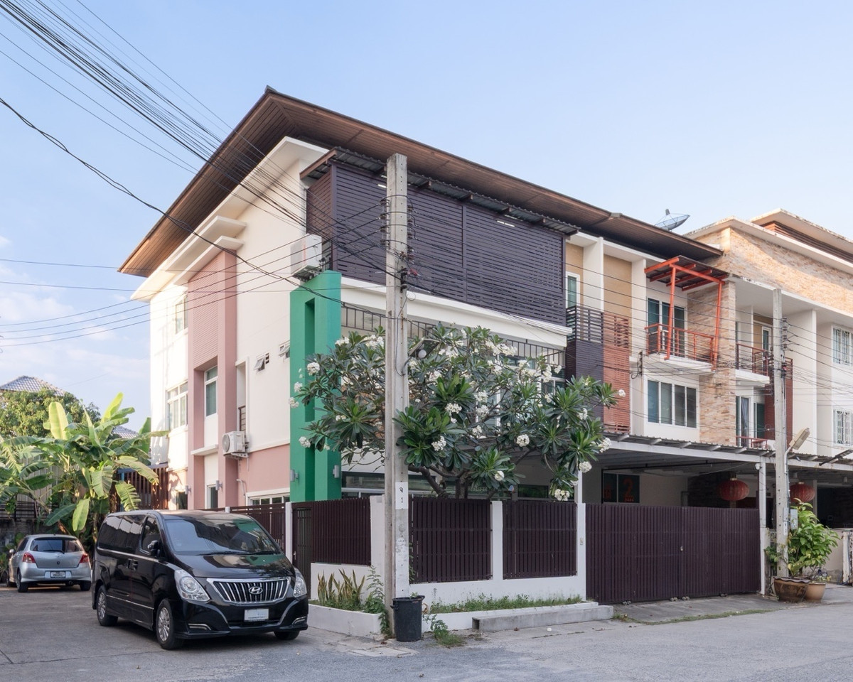 For RentTownhomeLadprao101, Happy Land, The Mall Bang Kapi : Townhome in Lat Phrao location, ready for rent, fully furnished, close to both the Yellow Line and Orange Line 🚃