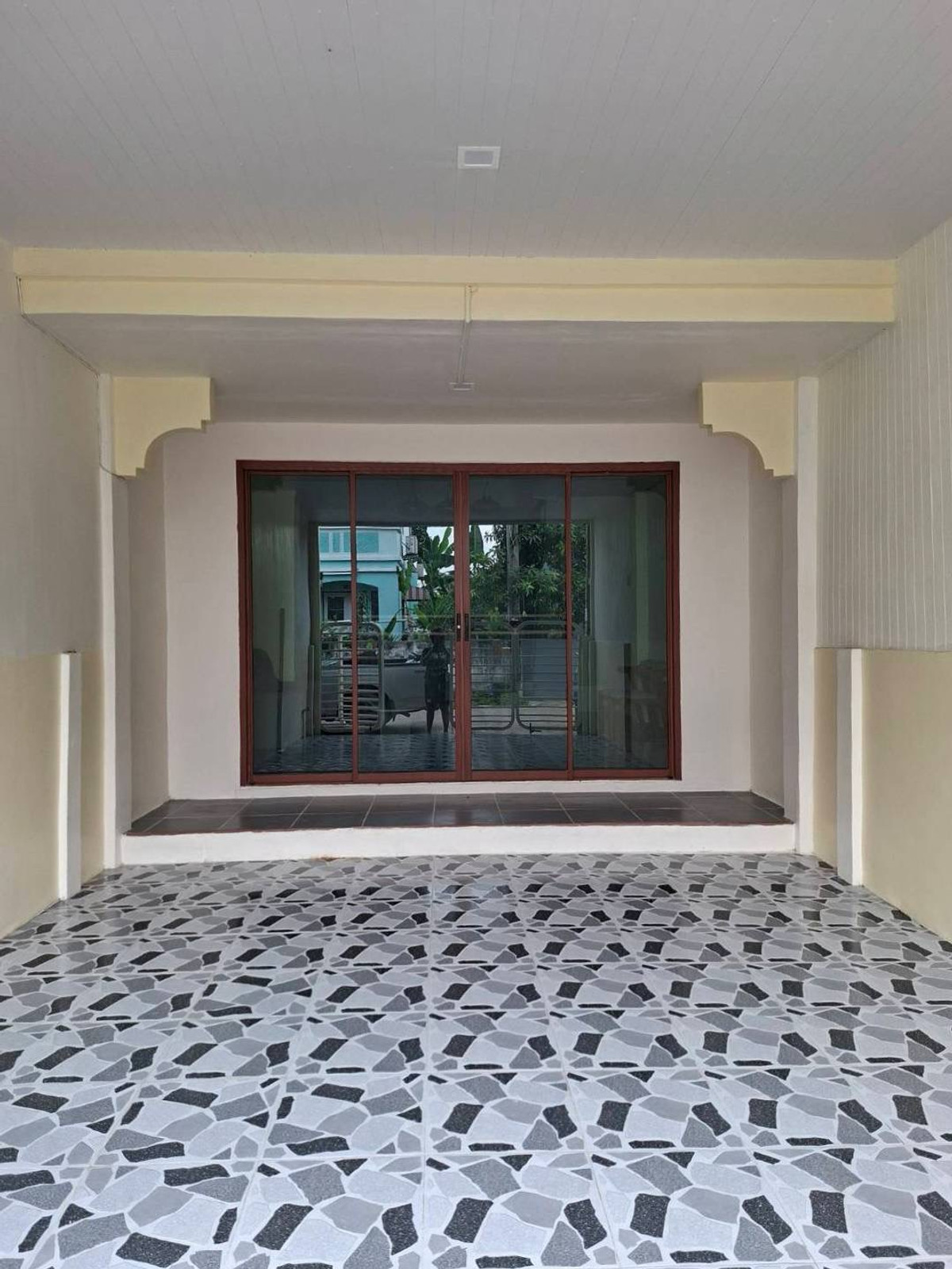 ขายทาวน์โฮมนนทบุรี บางใหญ่ บางบัวทอง : ขายทาวน์เฮาส์พร้อมจิตร บางใหญ่ 17 ตร.ว. ถนนเมน หลังบ้านติดทุ่งนา ฟรีเฟอร์ฯ ฟรีโอน