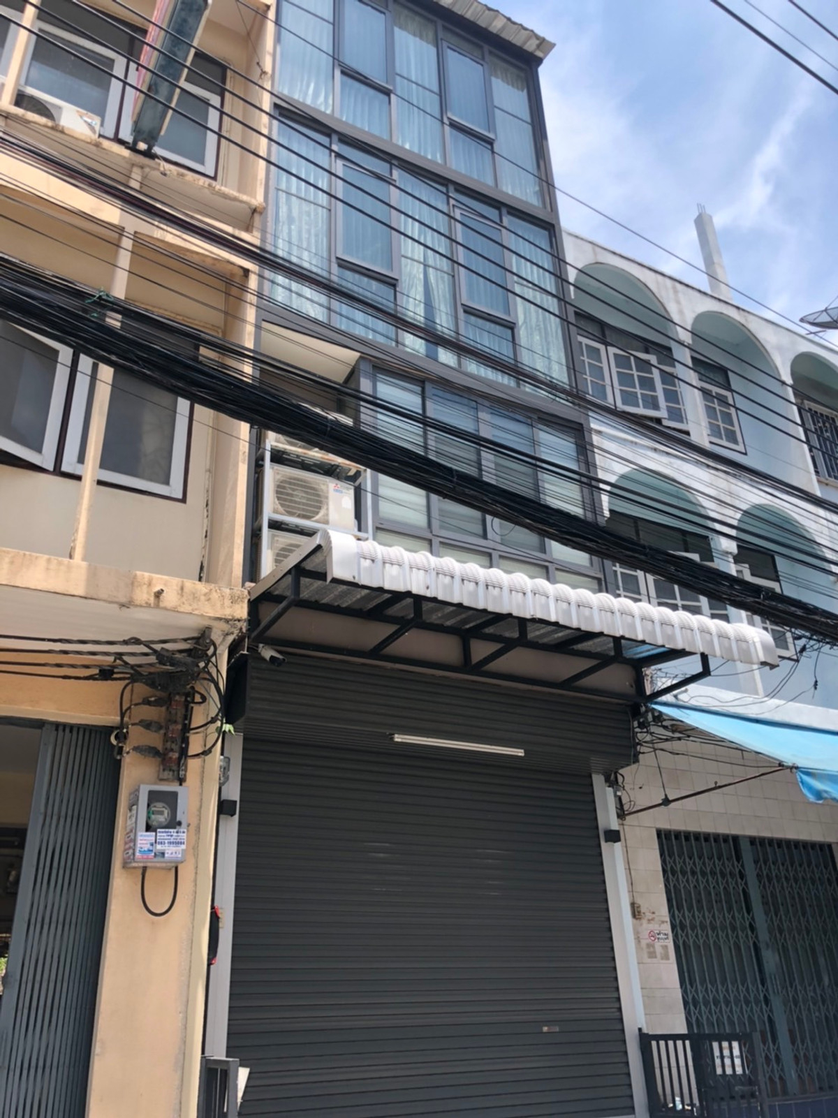 Shop HouseWongwianyai, Charoennakor : Shophouse for sale, Charoen Nakhon 18, commercial building, 1 unit, 4 floors + roof deck, steel frame, 300 sq m., 15 sq m, Khlong San, BTS Krung Thon Buri, iconsiam, Sena Fest, Renovated already.