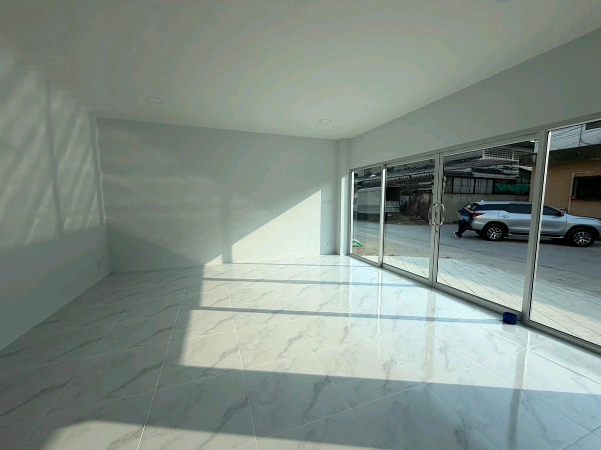 For RentWarehouseEakachai, Bang Bon : ✨ Close to community areas, easy to find labor, convenient travel, supports a variety of businesses.