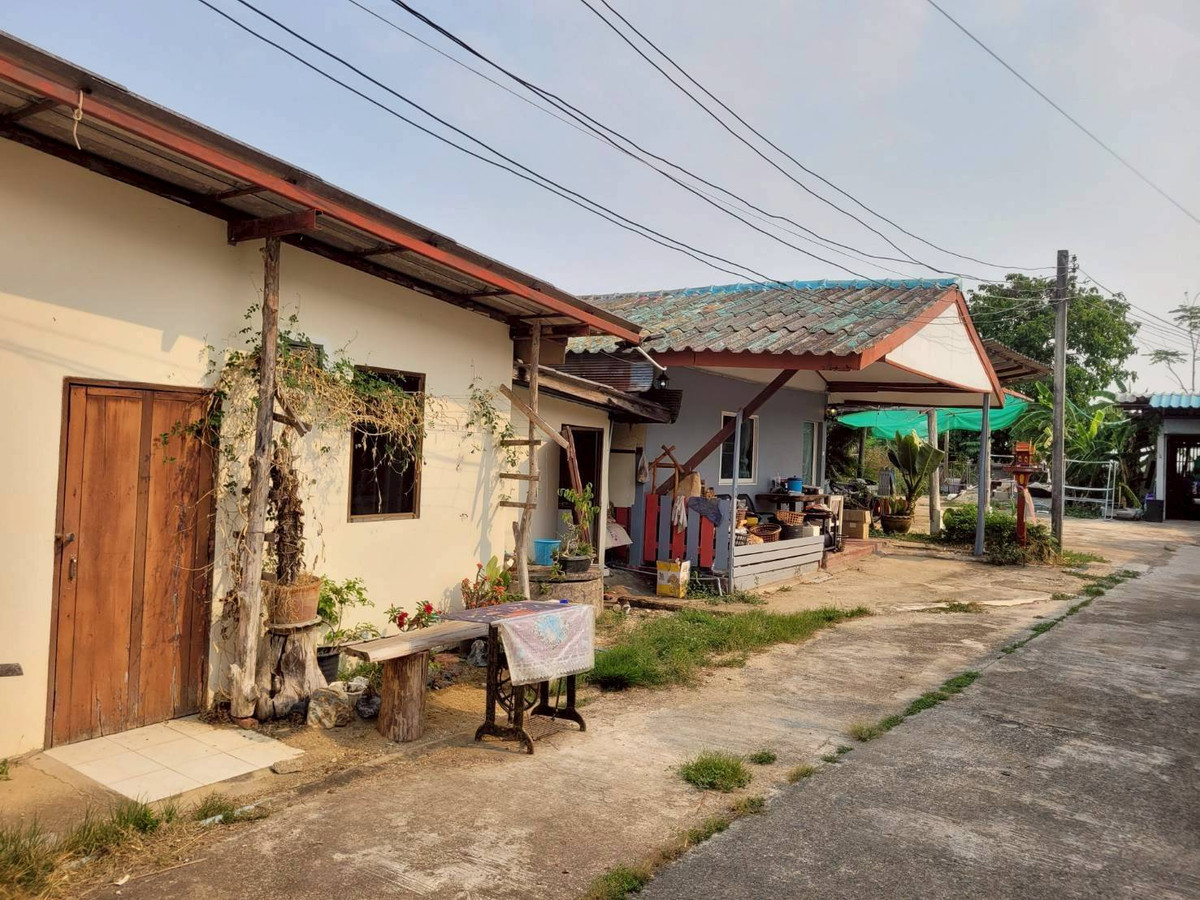 For SaleHousePhayao : House for sale with land, Chiang Kham District, Phayao, wide area with warehouse on an area of ​​278 sq m, suitable for doing business / commercial building.