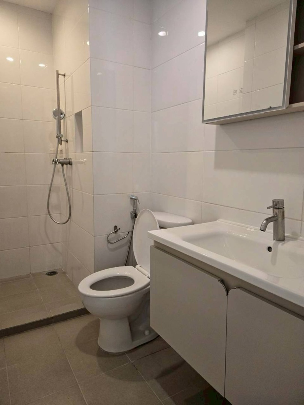 ให้เช่าคอนโดอารีย์ อนุสาวรีย์ : 🩷ให้เช่า vertical aree คอนโด เดอะเวอร์ติคัล อารีย์. line @900cqqhk tel 0859114585. 🩷
อยู่ชั้น 8 พื้นที่ห้อง 70.56 ตร.ม.
2 ห้องนอน 2ห้องน้ำ
สิ่งอำนวยความสะดวก
- เครื่องทำน้ำอุ่น ทั้ง 2 ห้อง
- โทรทัศน์ 2 เครื่อง (smart TV)
- microwave
- หม้อหุงข้าว
