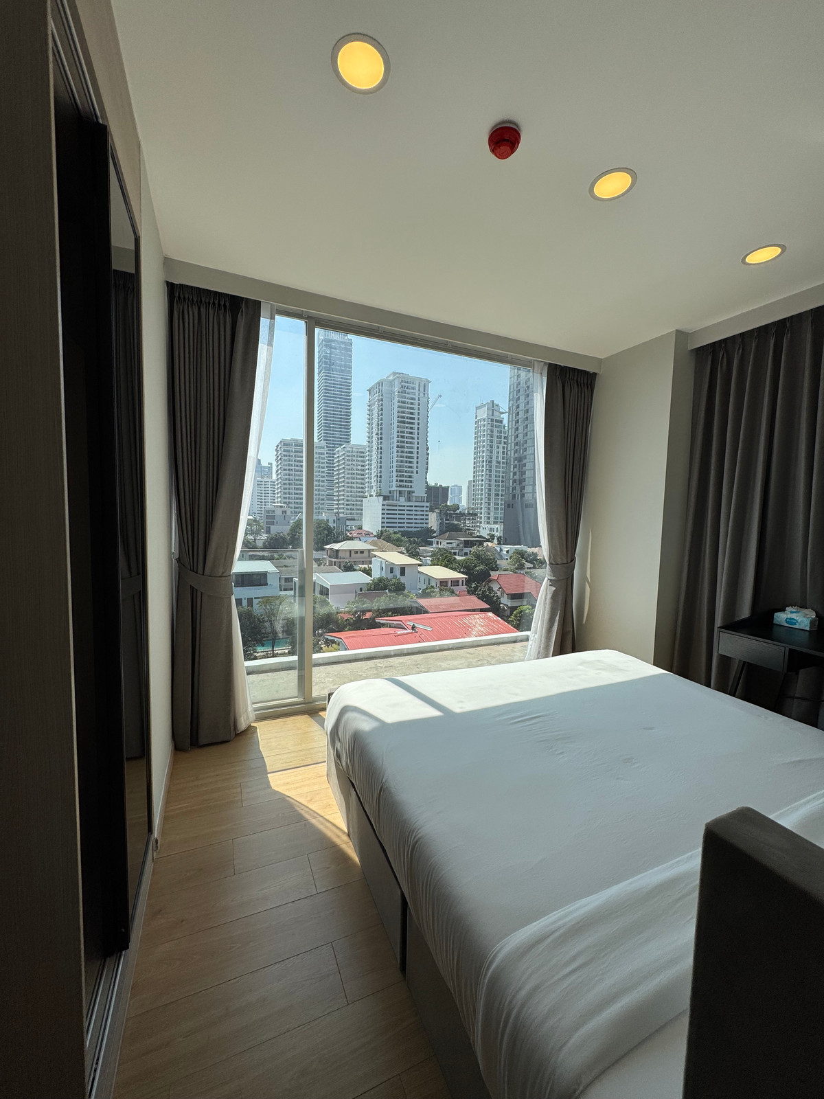 ให้เช่าคอนโดสุขุมวิท อโศก ทองหล่อ : Sunlit 2-bedroom high-floor panoramic views and floor-to-ceiling windows in the heart of Thonglor. Sleek urban private living! 