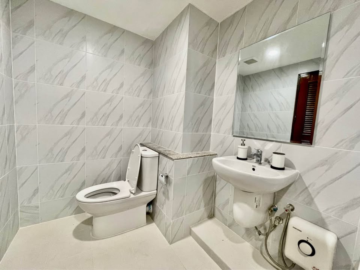 For RentCondoSukhumvit, Asoke, Thonglor : For rent, Supalai Place Sukhumvit 39, spacious room 50 sq m., 20+ floor, has bathtub, fully furnished, ready to move in immediately.