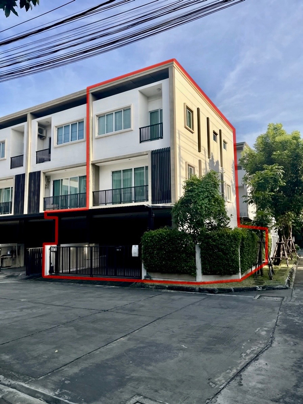 ขายทาวน์โฮมอ่อนนุช อุดมสุข : ขายด่วน ทาวน์โฮม 3 ชั้น หลังมุม / สวนด้านข้าง หมู่บ้านลุมพินีทาวน์เพลส สุขุมวิท 62 