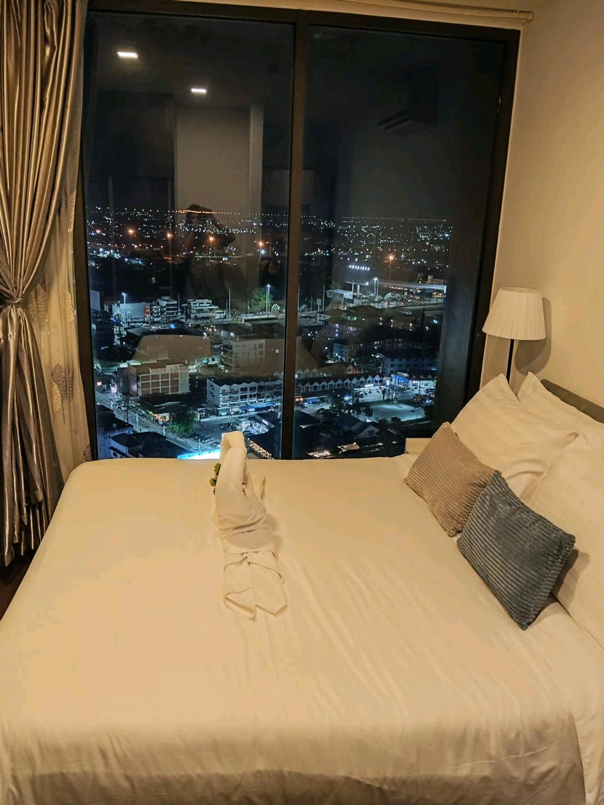 ให้เช่าคอนโดพัทยา บางแสน ชลบุรี สัตหีบ : Posh Pattaya​ ห้องมุม วิวทะเล+city