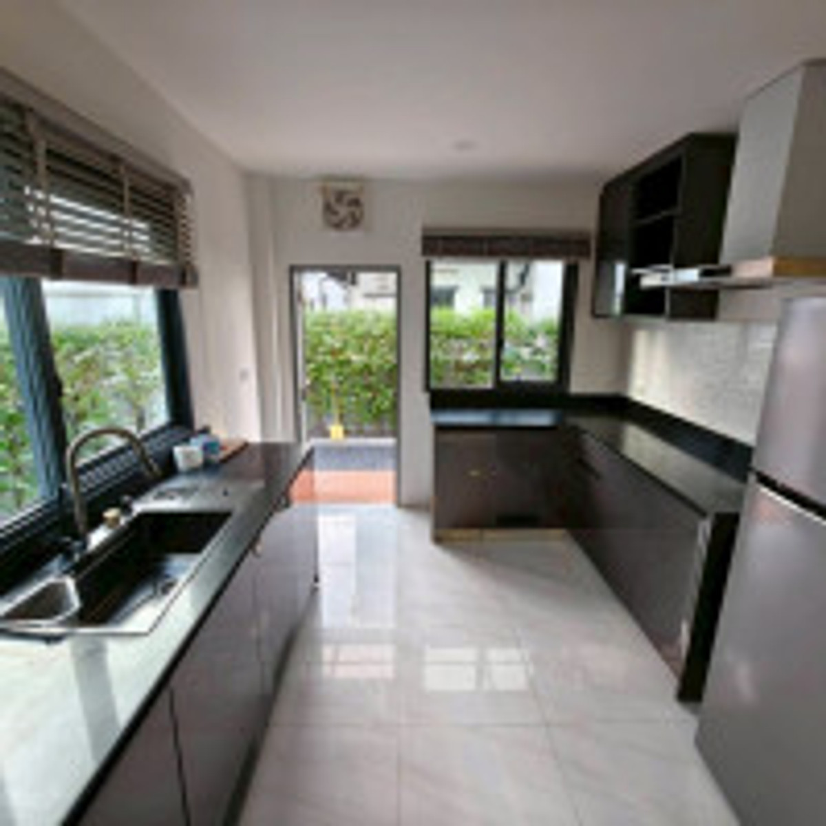 HouseLadkrabang, Suwannaphum Airport : Sell/rent luxury house THE CITY Sukhumvit-On Nut Private corner house, 4 bedrooms, 5 bathrooms, 18.5 million (rent 1 hundred thousand), has a separate pet room, fully furnished, ready to move in, AP quality society.