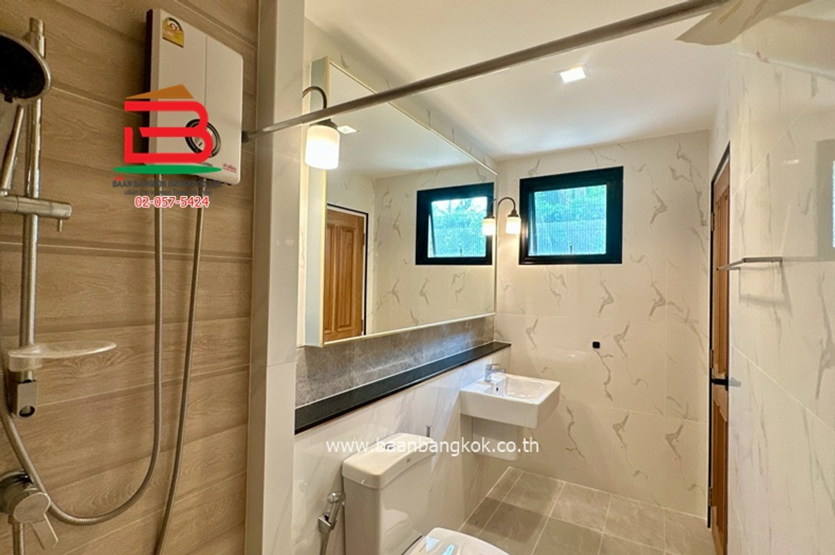 บ้านนวมินทร์ รามอินทรา : บ้านเดี่ยว หมู่บ้านลัดดารมย์ วงแหวน-รามอินทรา (ใกล้แฟชั่นไอส์แลนด์) เนื้อที่ 92.7 ตรว. แขวงออเงิน เขตสายไหม