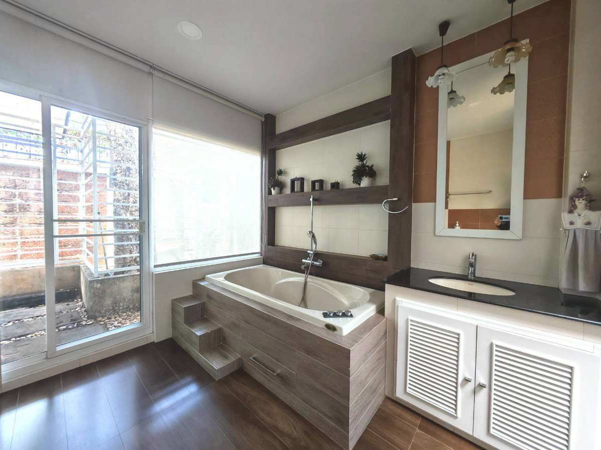 ขายบ้านลาดกระบัง สุวรรณภูมิ : 🏡 ขายบ้านเดี่ยว หมู่บ้านมัณฑนา วงแหวน-พระราม 9 บ้านสวย บรรยากาศร่มรื่น สไตล์บ้านสวน พื้นที่ใหญ่ หาไม่ได้แล้ว!